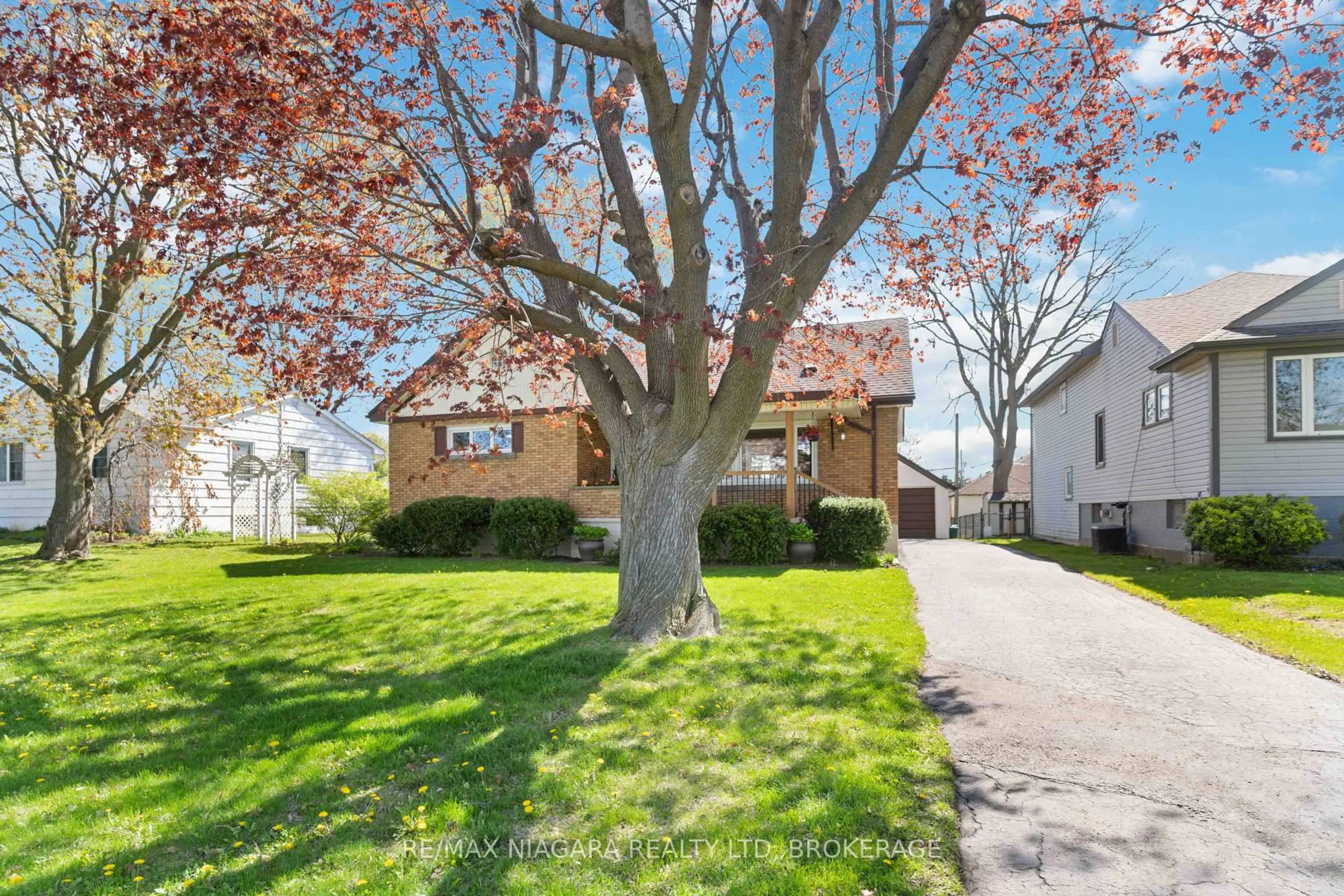 A pic from outside/outdoor area/front of a property/back of a property/a pic from drone, street for 117 Linwood Ave, Port Colborne Ontario L3K 5J8