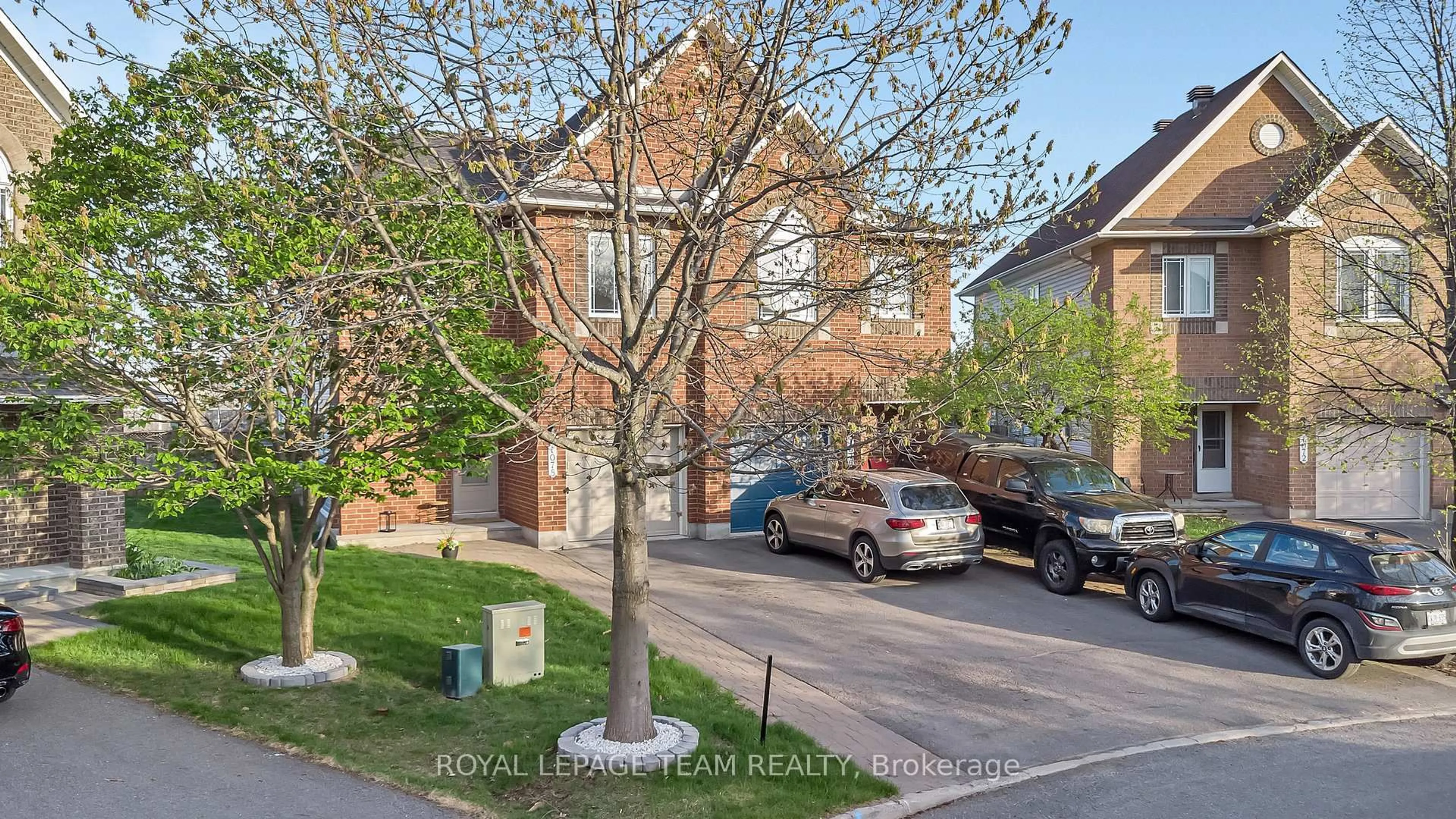 A pic from outside/outdoor area/front of a property/back of a property/a pic from drone, street for 1078 Candlewood St, Ottawa Ontario K4A 5E9