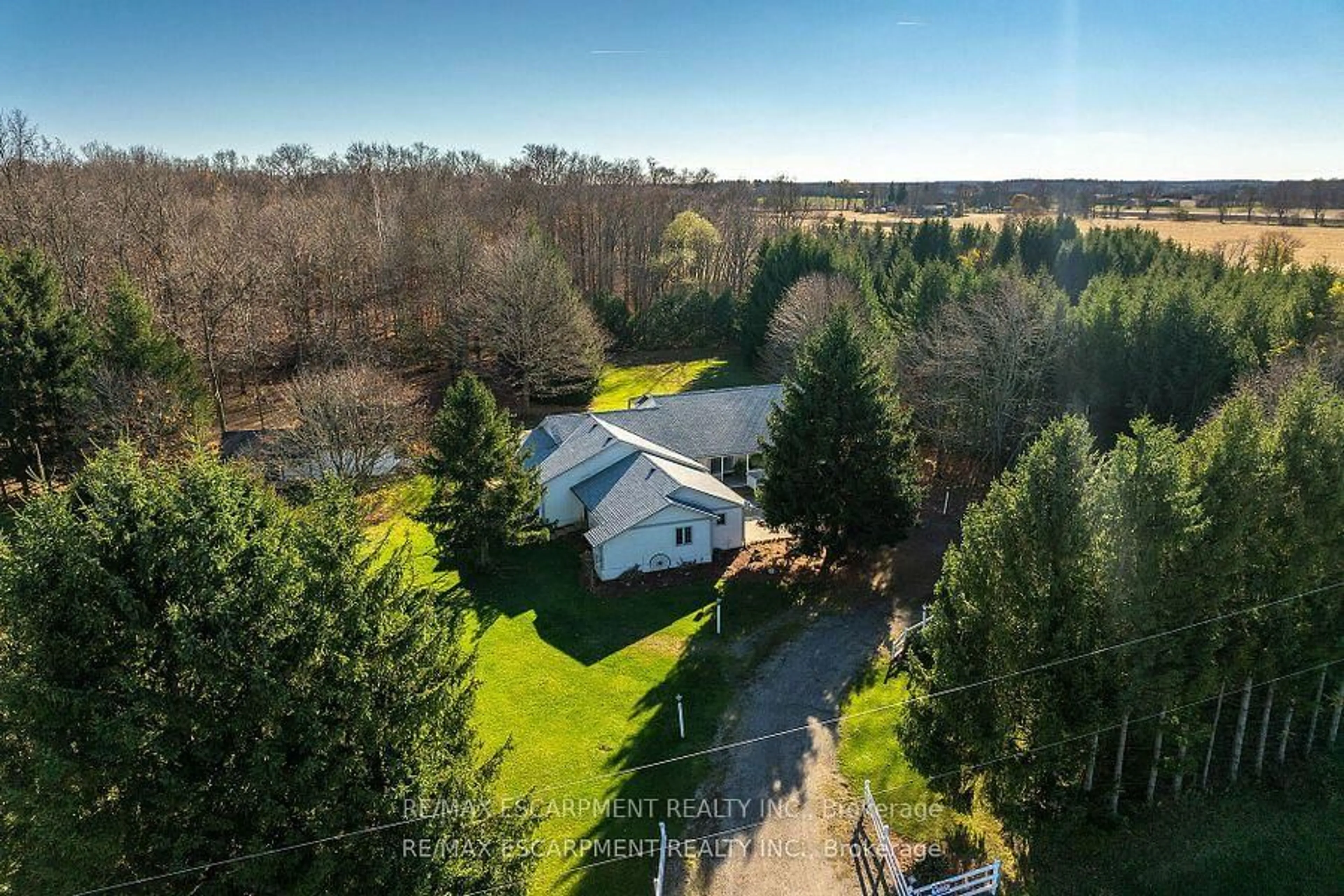 A pic from outside/outdoor area/front of a property/back of a property/a pic from drone, unknown for 1500 Concession 7 Townsend Rd, Norfolk Ontario N0E 1Y0