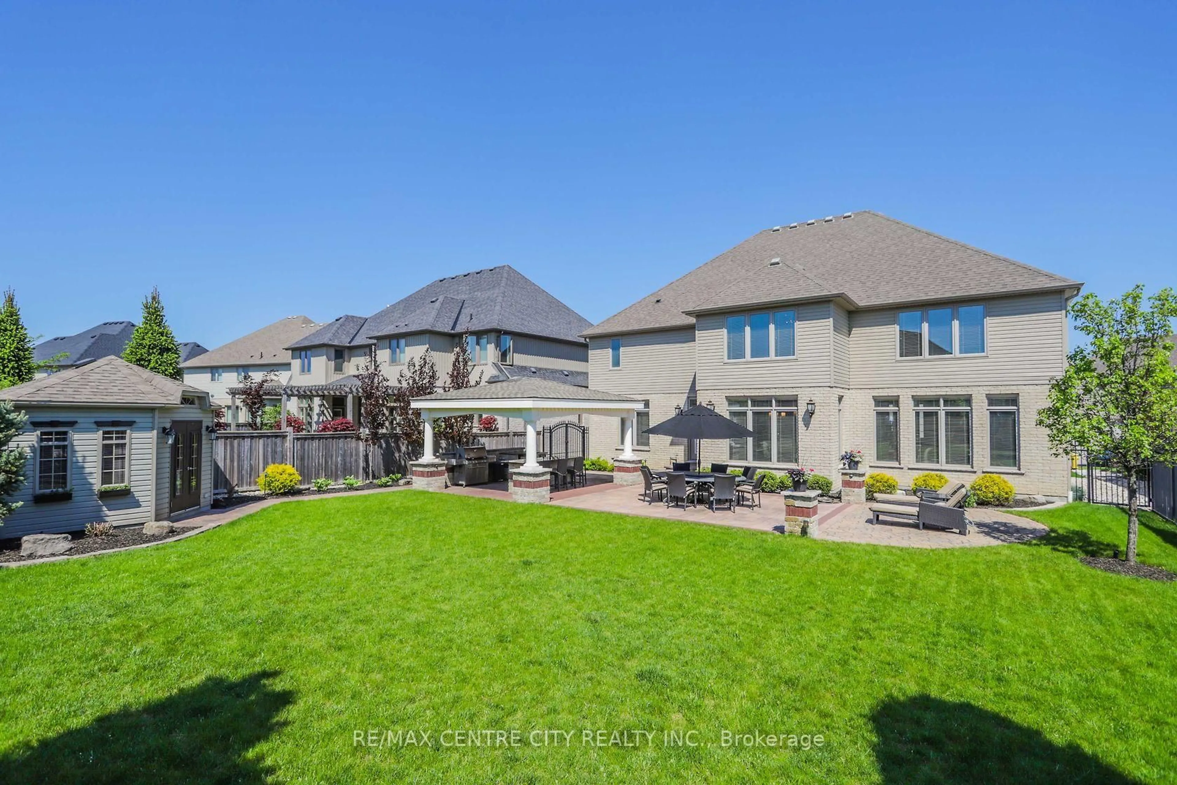A pic from outside/outdoor area/front of a property/back of a property/a pic from drone, mountain view for 458 Eagletrace Dr, London North Ontario N6G 0E7