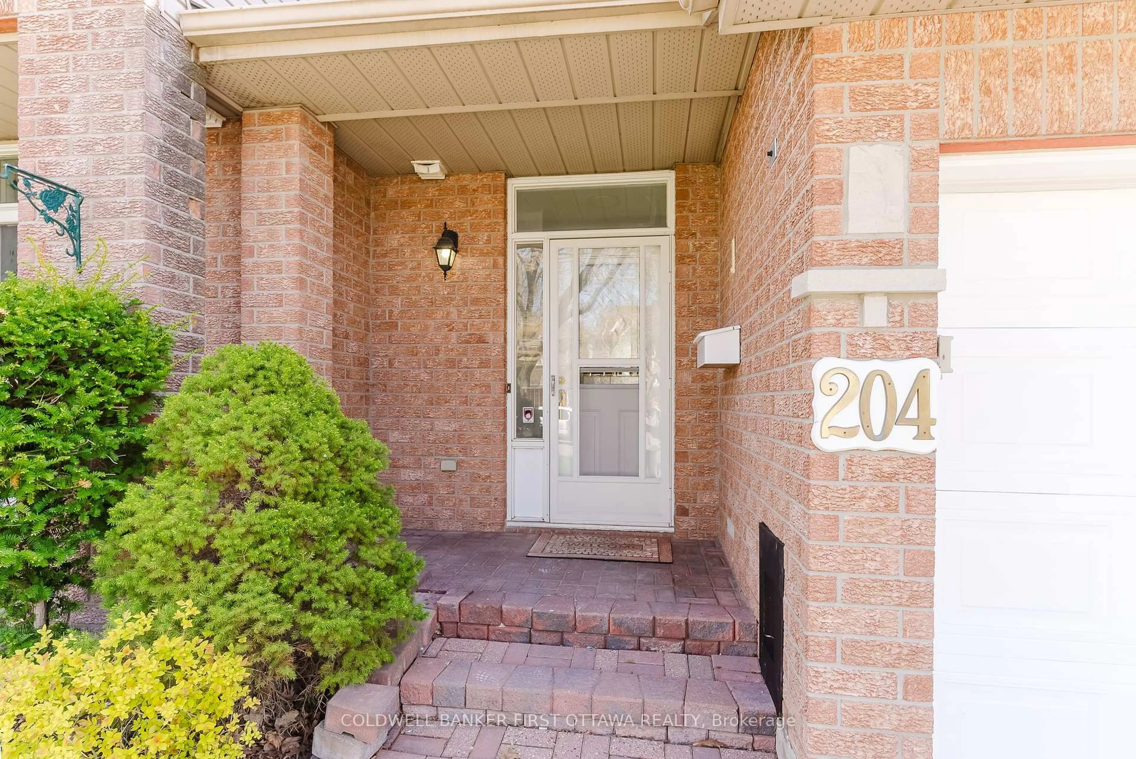 Indoor entryway for 204 Windhurst Dr, Ottawa Ontario K2G 6H9