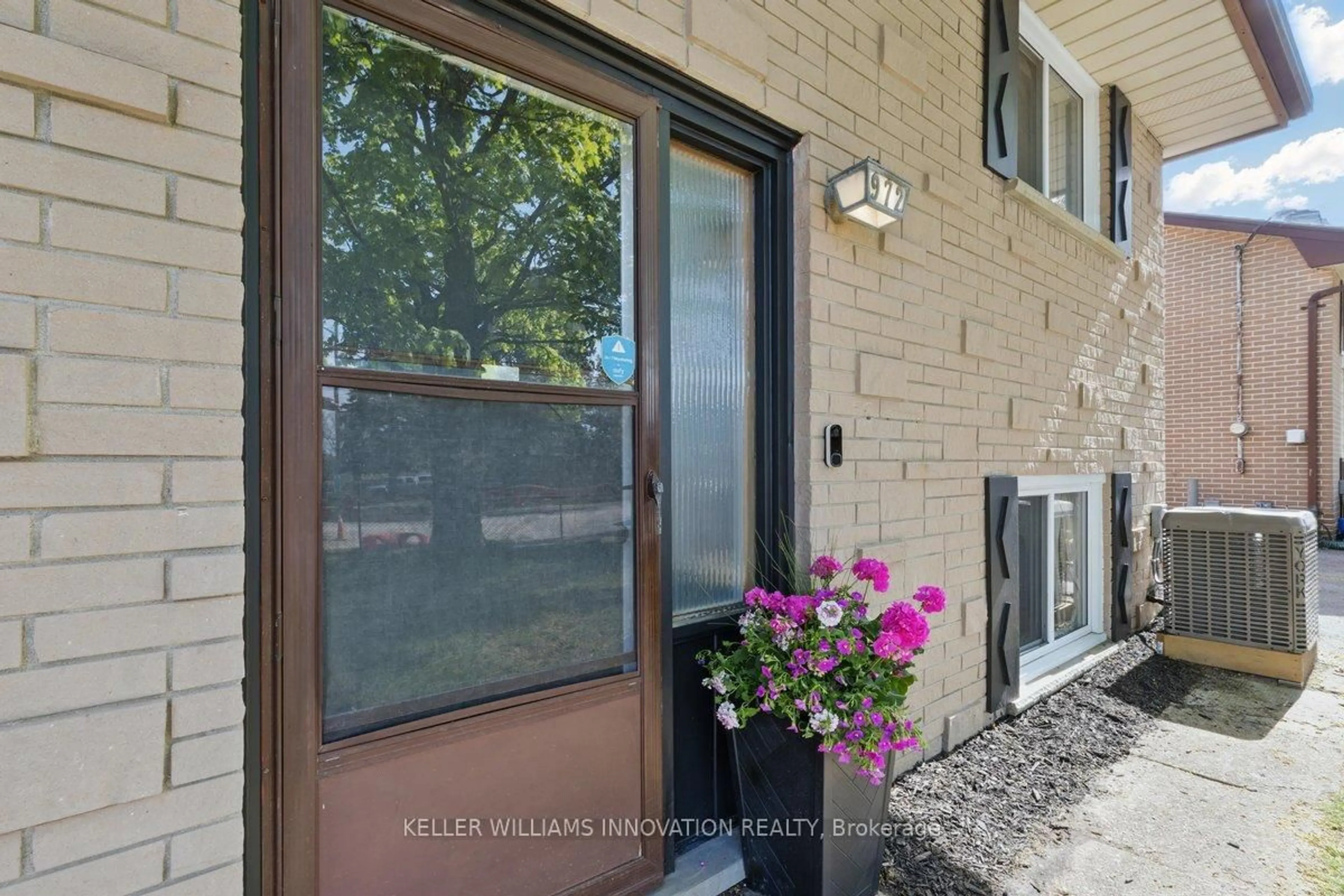 Indoor entryway for 972 Warwick St, Woodstock Ontario N4S 4S2
