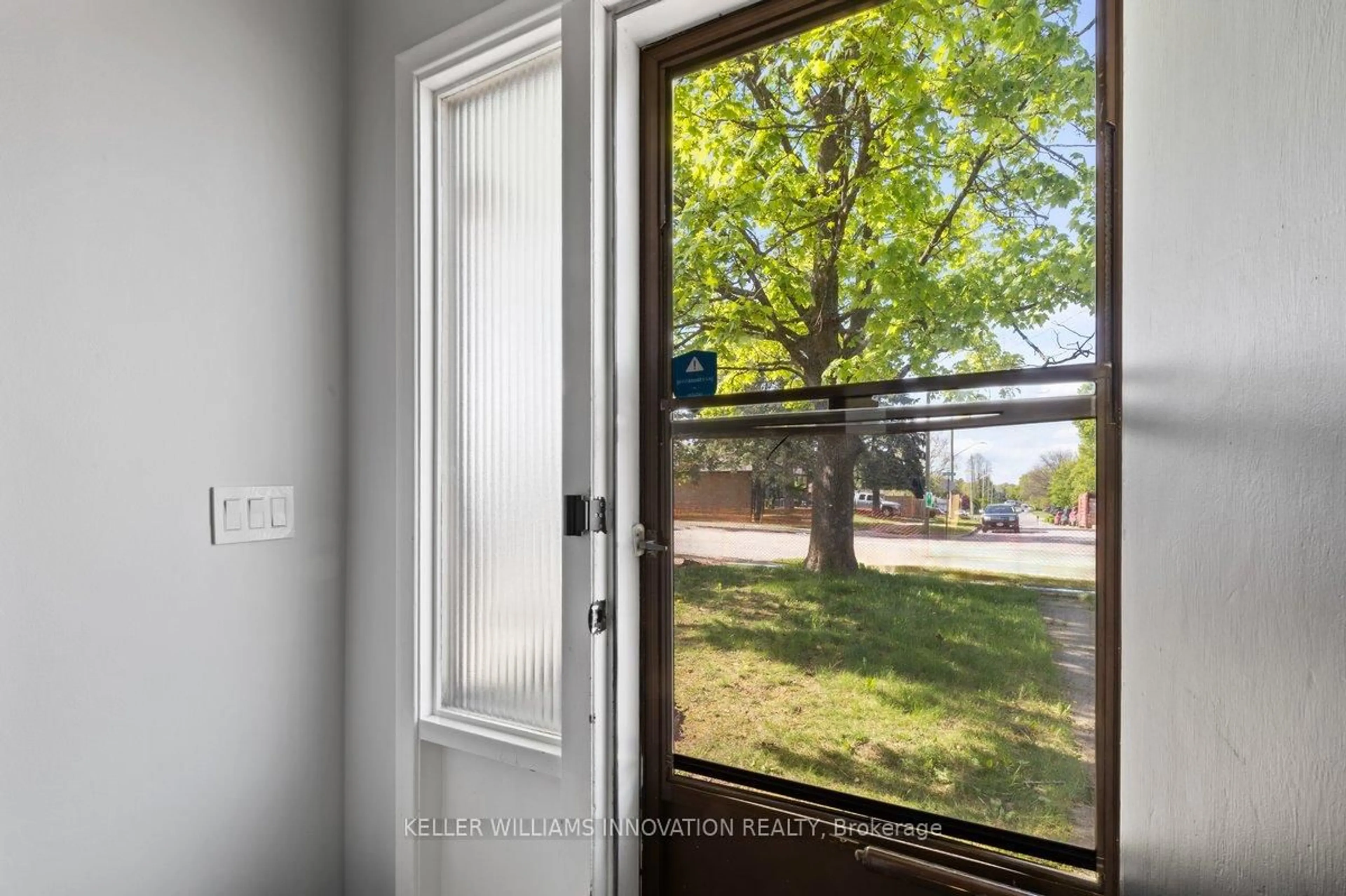 Indoor entryway for 972 Warwick St, Woodstock Ontario N4S 4S2