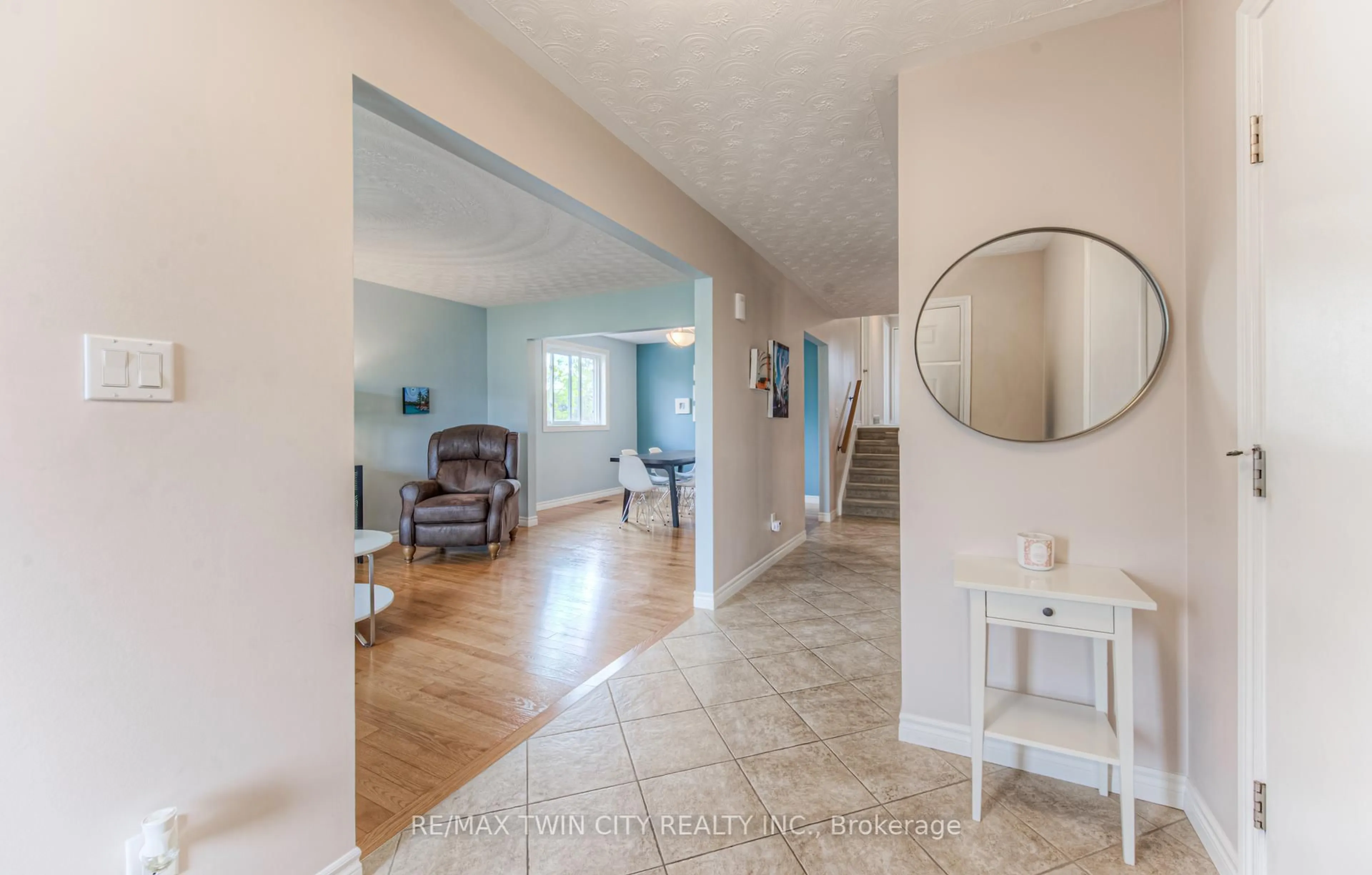 Indoor entryway for 139 Brierdale Dr, Kitchener Ontario N2A 3S8