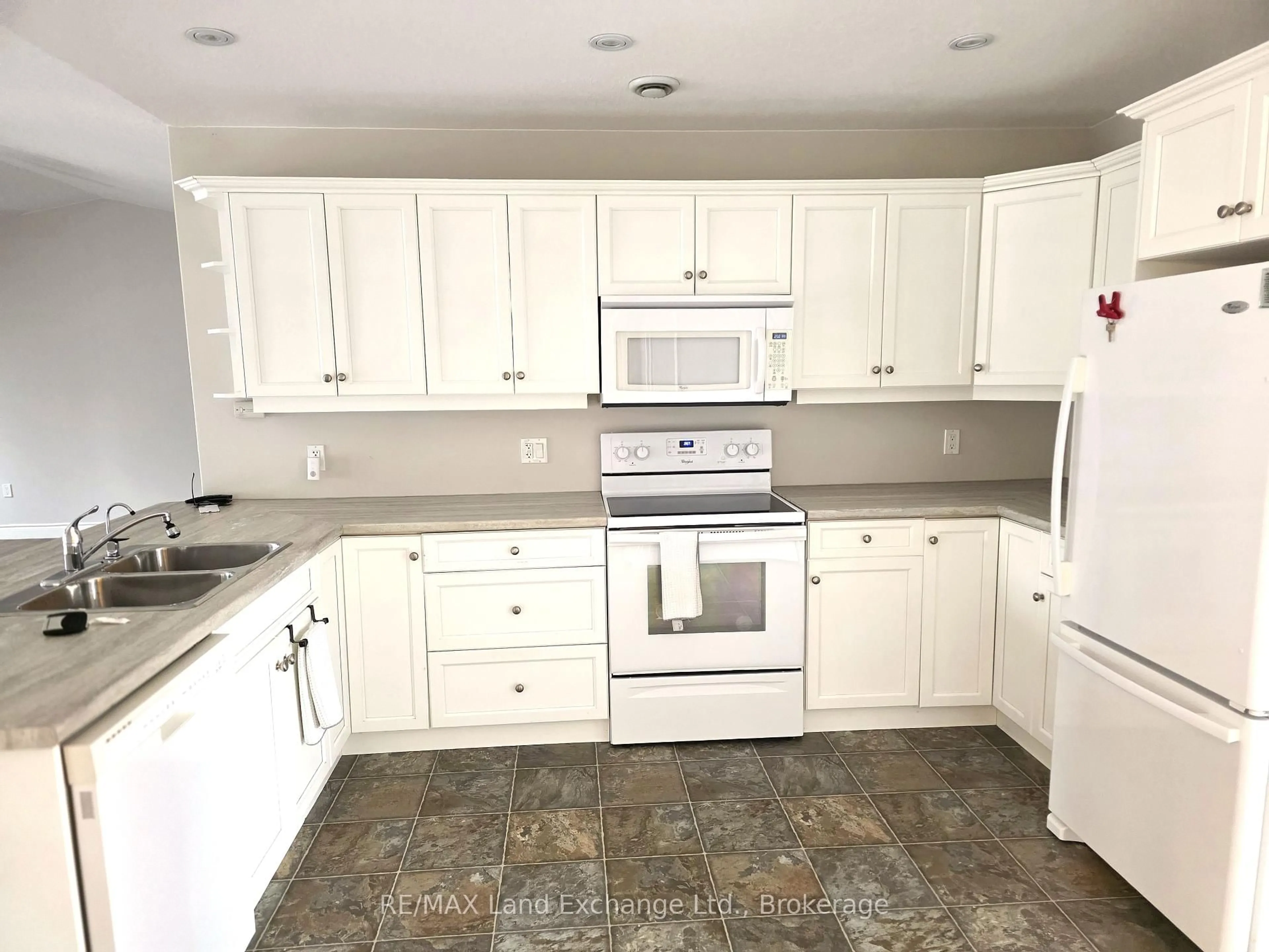 Standard kitchen, ceramic/tile floor for 264 Saratoga Rd #1, Kincardine Ontario N2Z 0C8