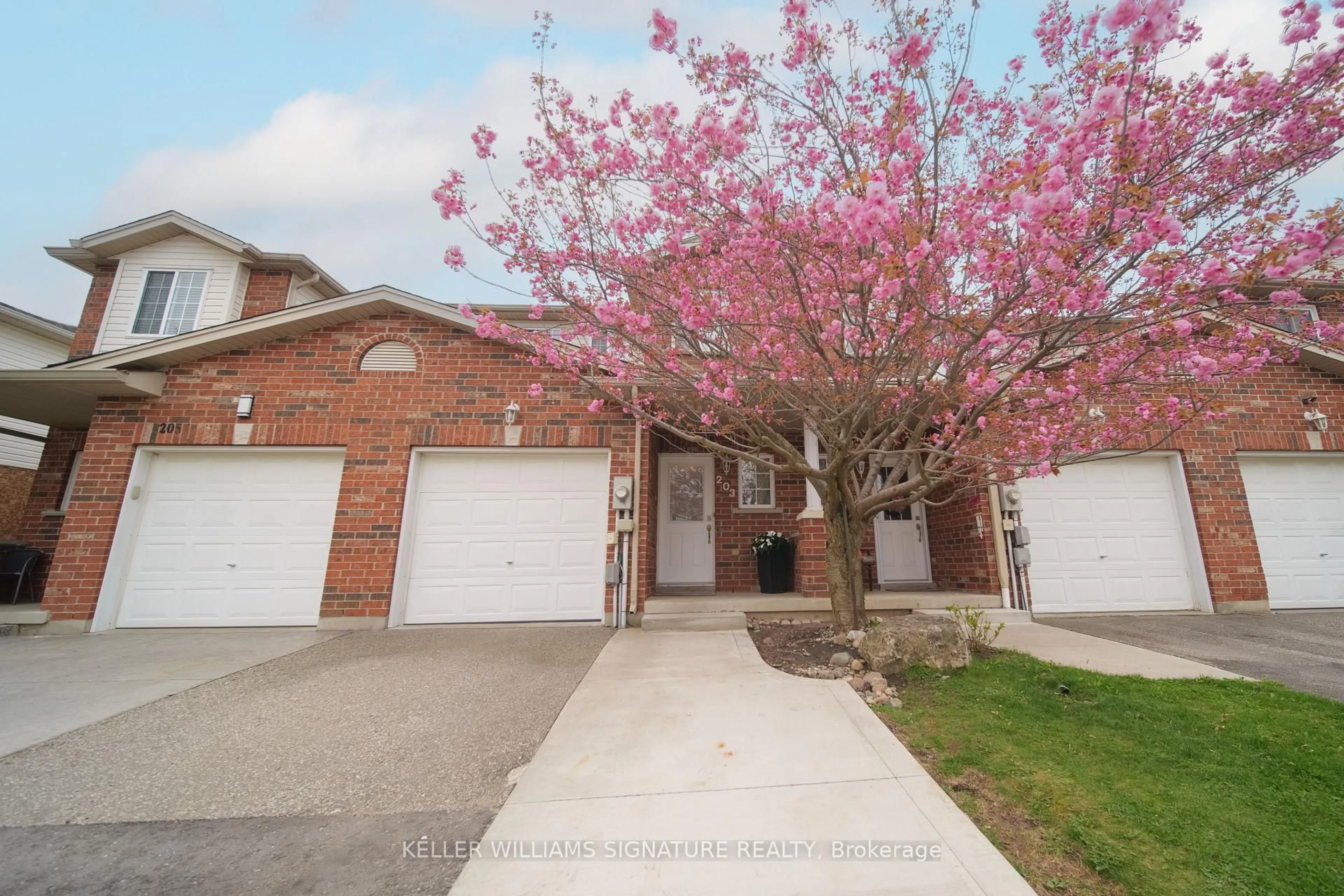 A pic from outside/outdoor area/front of a property/back of a property/a pic from drone, street for 203 Langlaw Dr, Cambridge Ontario N1P 1E8
