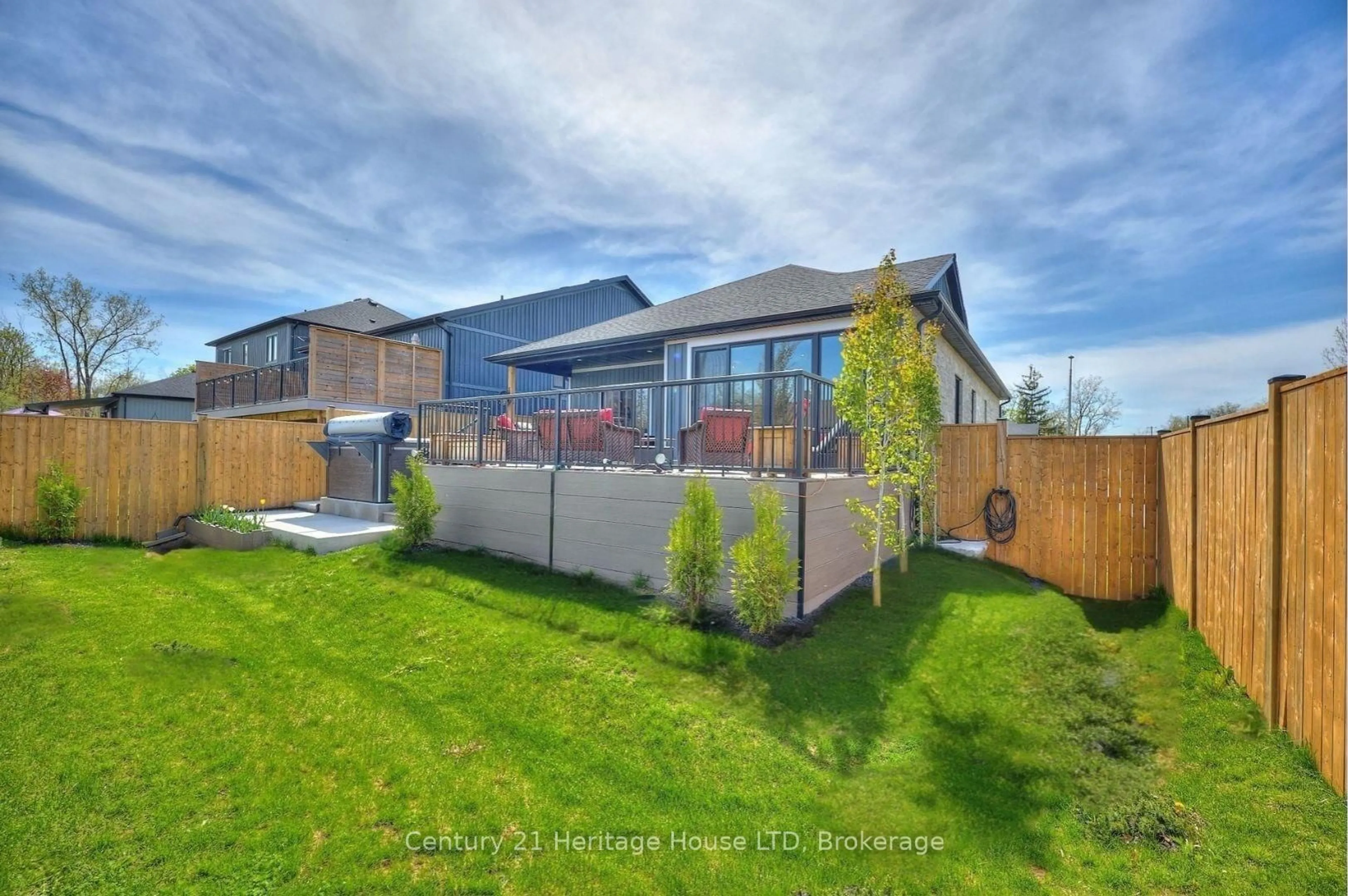 A pic from outside/outdoor area/front of a property/back of a property/a pic from drone, unknown for 1050 Kettle Crt, Fort Erie Ontario L2A 0E7
