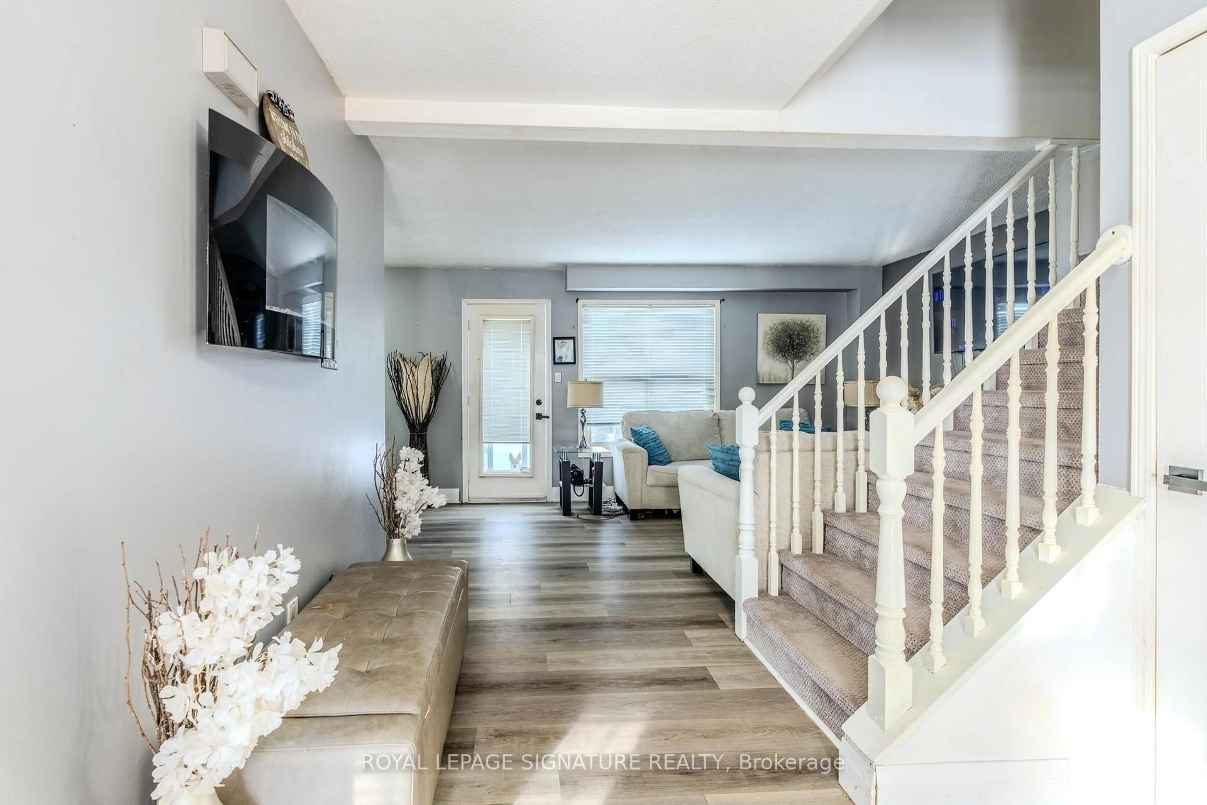Indoor entryway for 4 Pleasant Grove Terr, Grimsby Ontario L3M 5G8