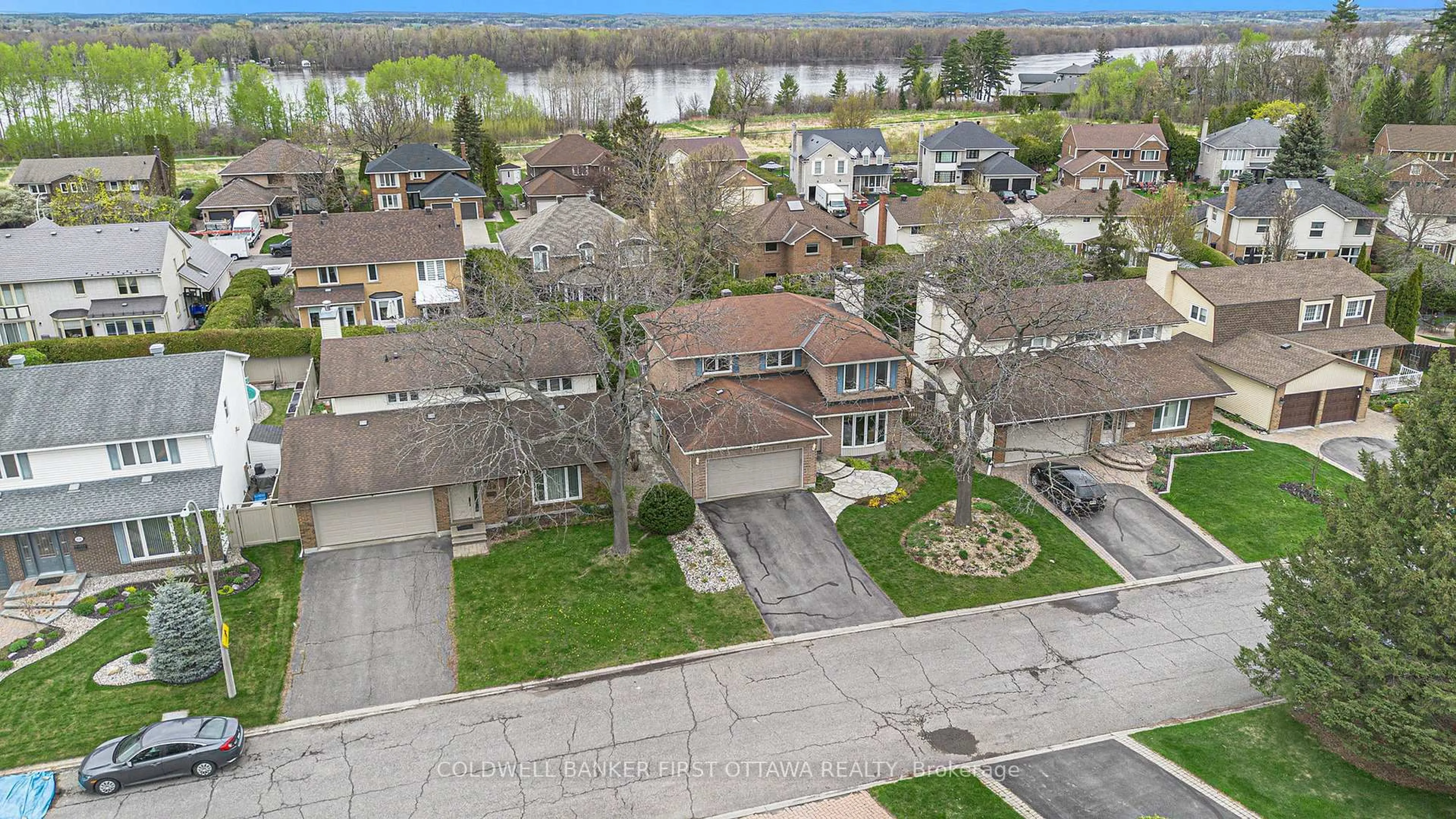 A pic from outside/outdoor area/front of a property/back of a property/a pic from drone, street for 827 Acadian Gdns, Ottawa Ontario K1C 2V7