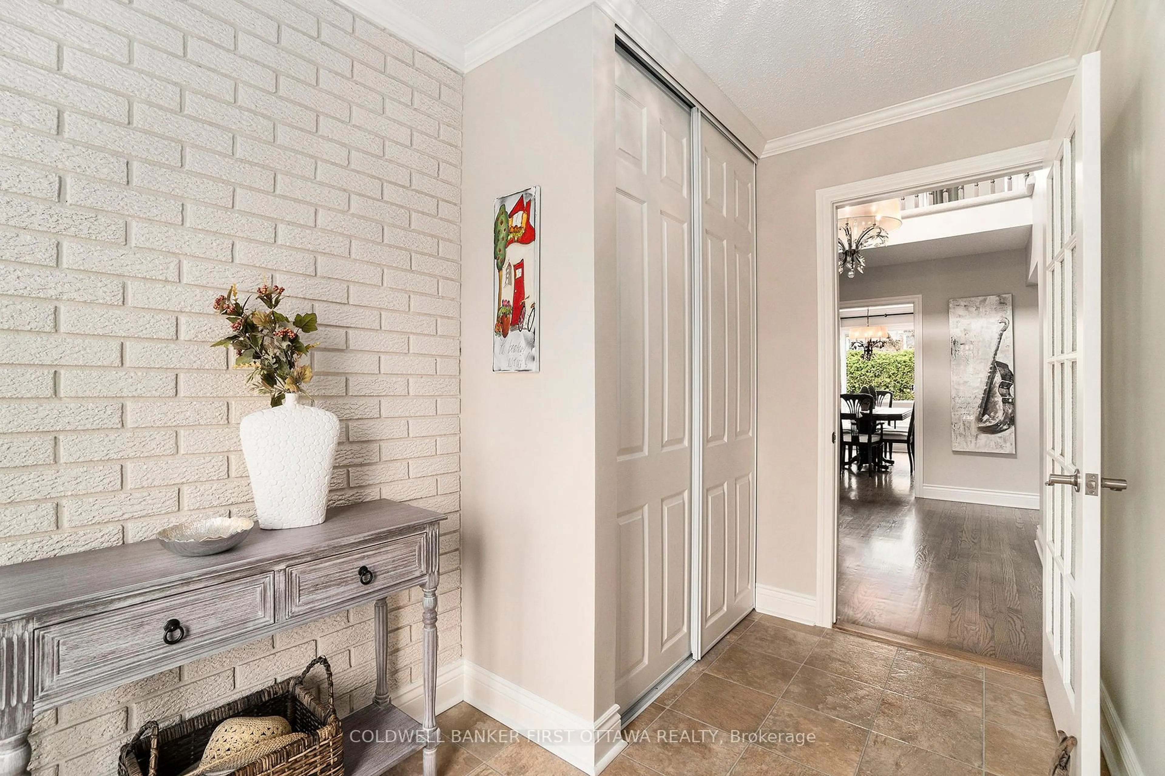 Indoor entryway for 827 Acadian Gdns, Ottawa Ontario K1C 2V7