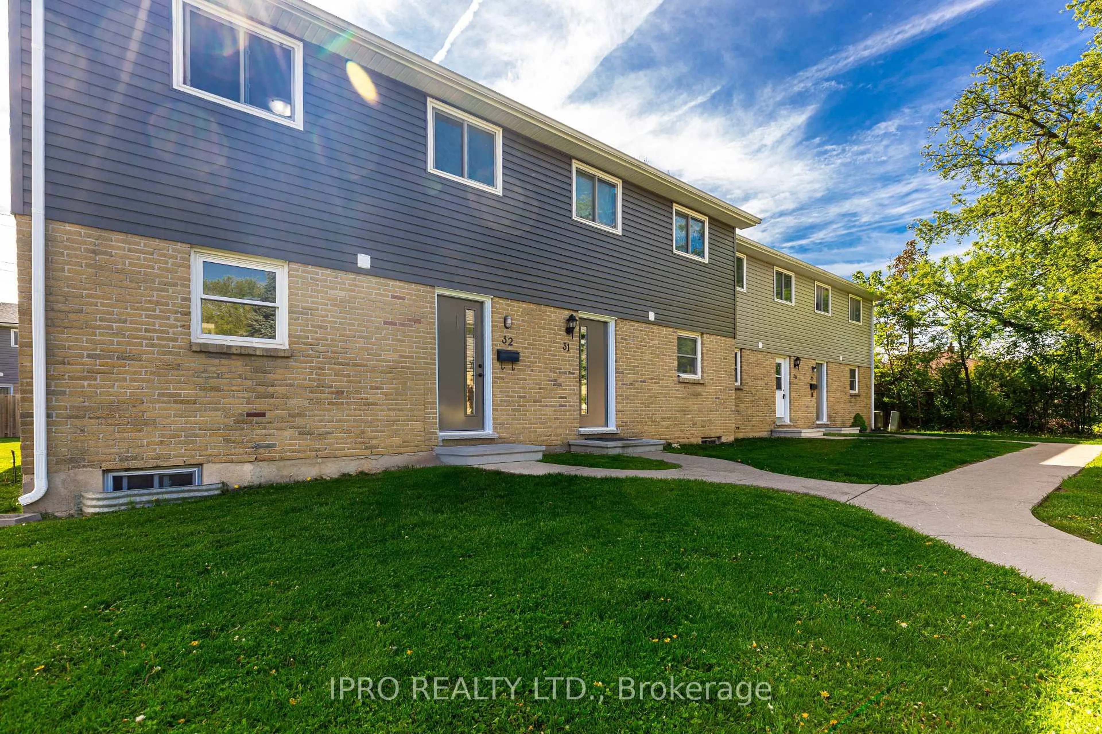 A pic from outside/outdoor area/front of a property/back of a property/a pic from drone, street for 470 Second St #32, London East Ontario N5V 3X4