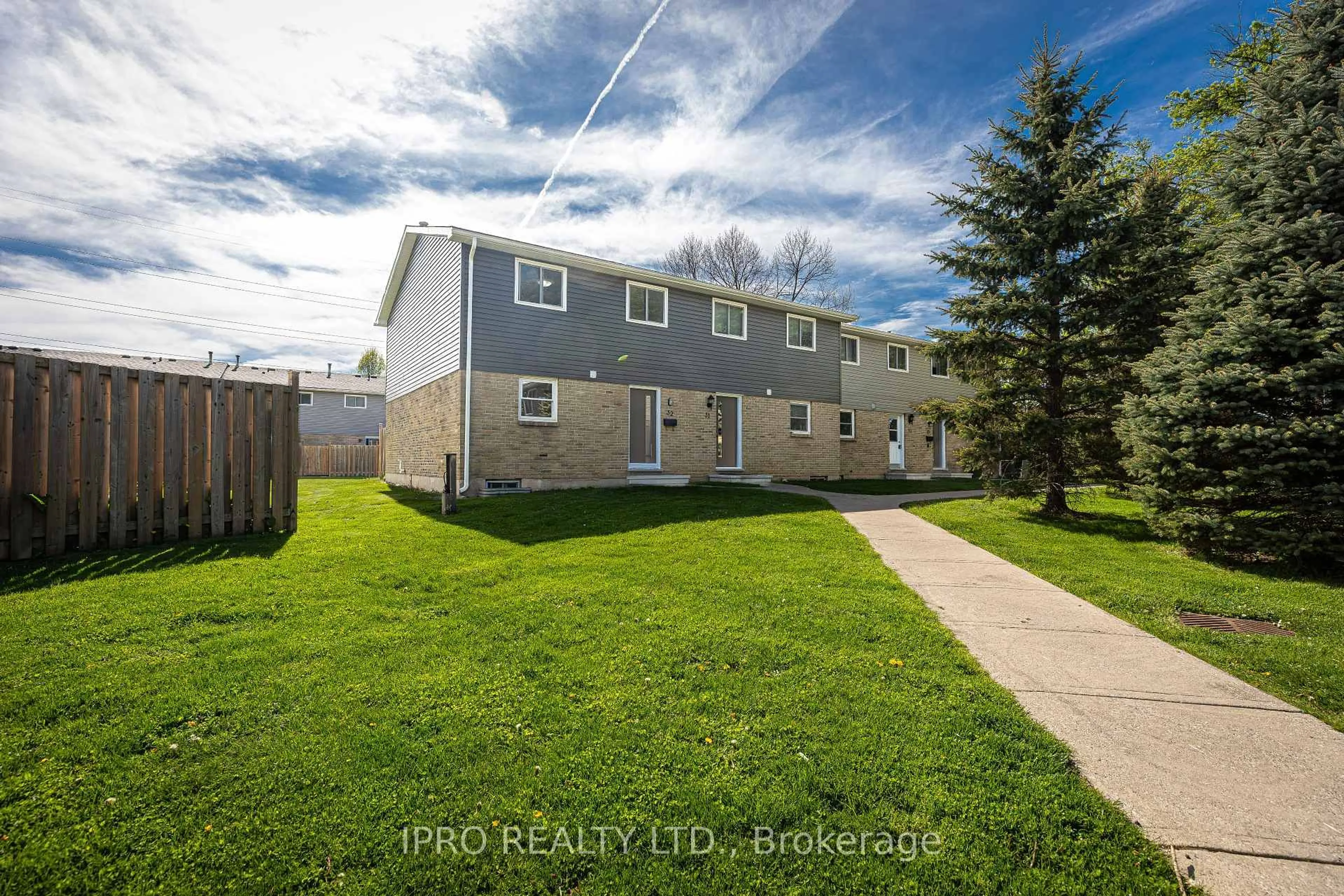 A pic from outside/outdoor area/front of a property/back of a property/a pic from drone, unknown for 470 Second St #32, London East Ontario N5V 3X4