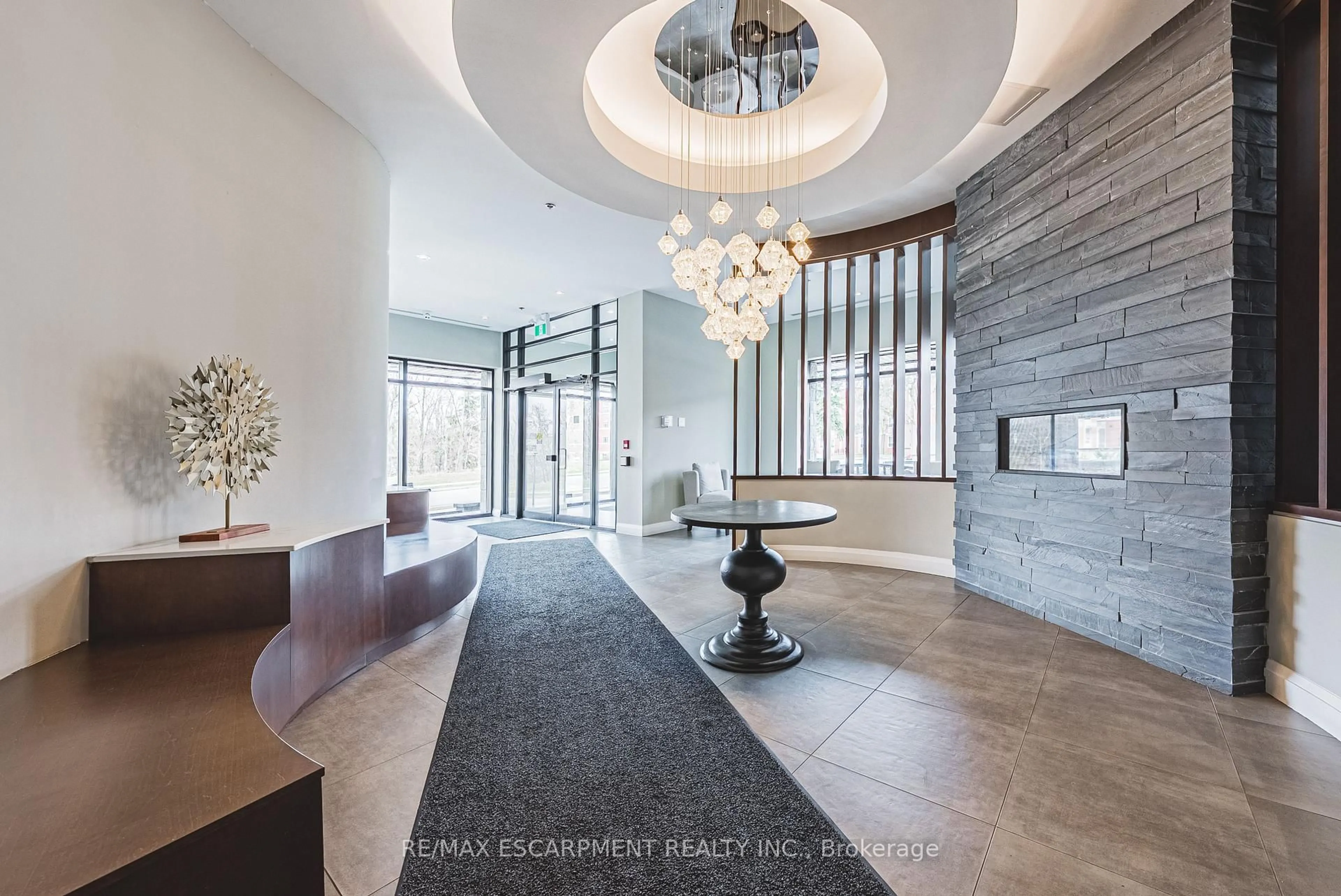 Indoor foyer for 1 Redfern Ave #215, Hamilton Ontario L9C 0E6