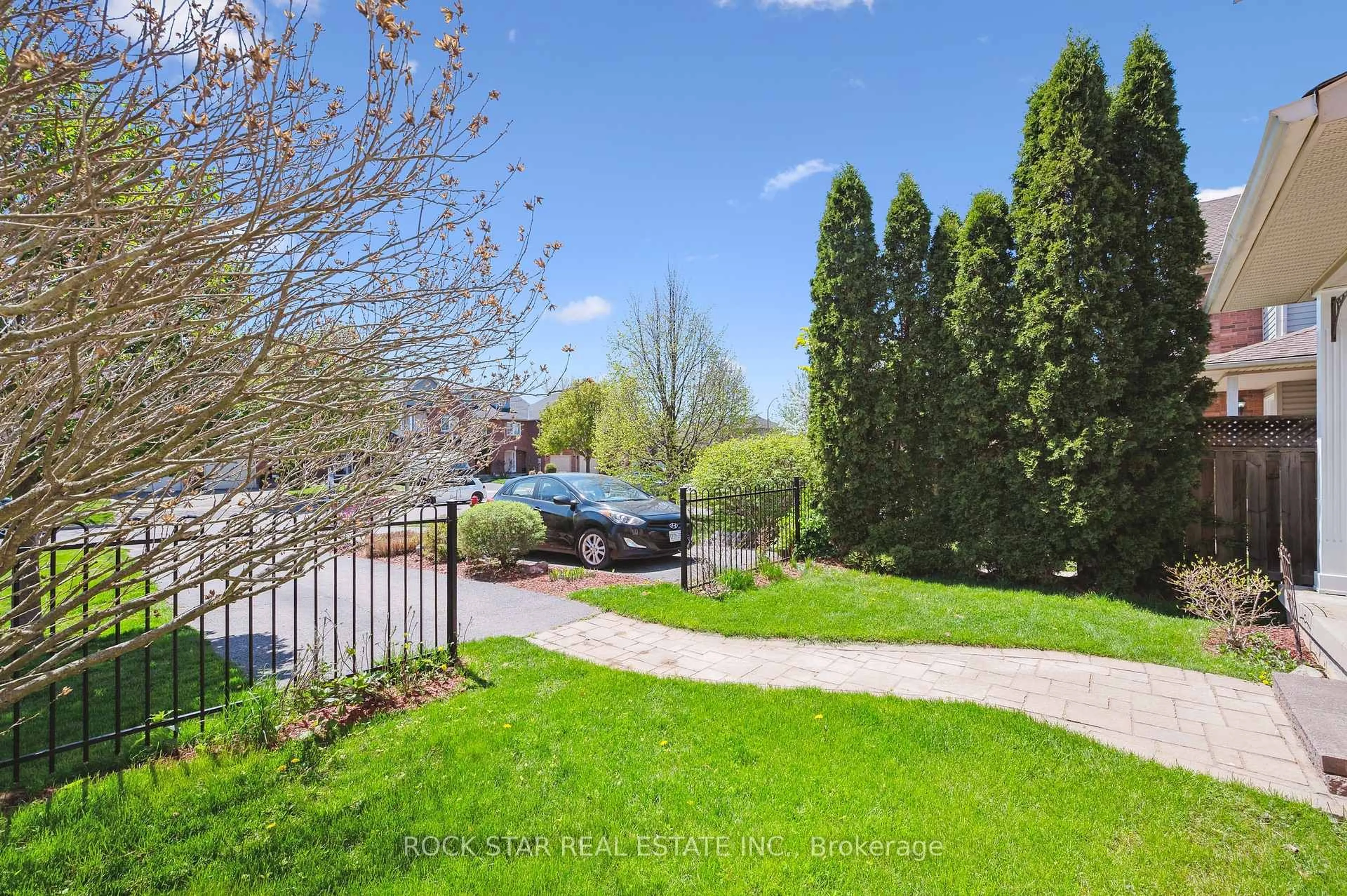 A pic from outside/outdoor area/front of a property/back of a property/a pic from drone, unknown for 55 Valridge Dr, Hamilton Ontario L9G 4Y7