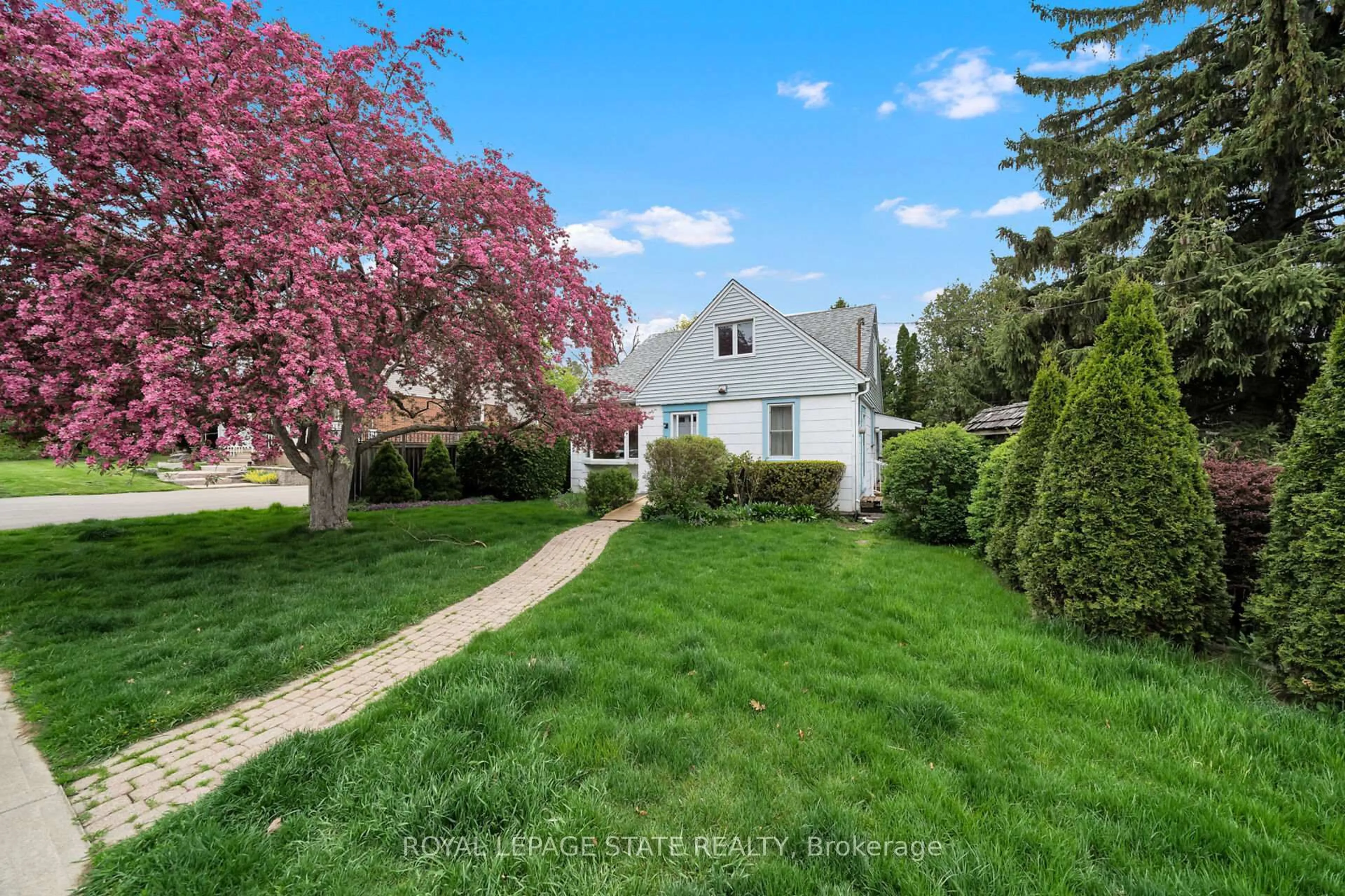 A pic from outside/outdoor area/front of a property/back of a property/a pic from drone, street for 37 Mercer St, Hamilton Ontario L9H 2N8