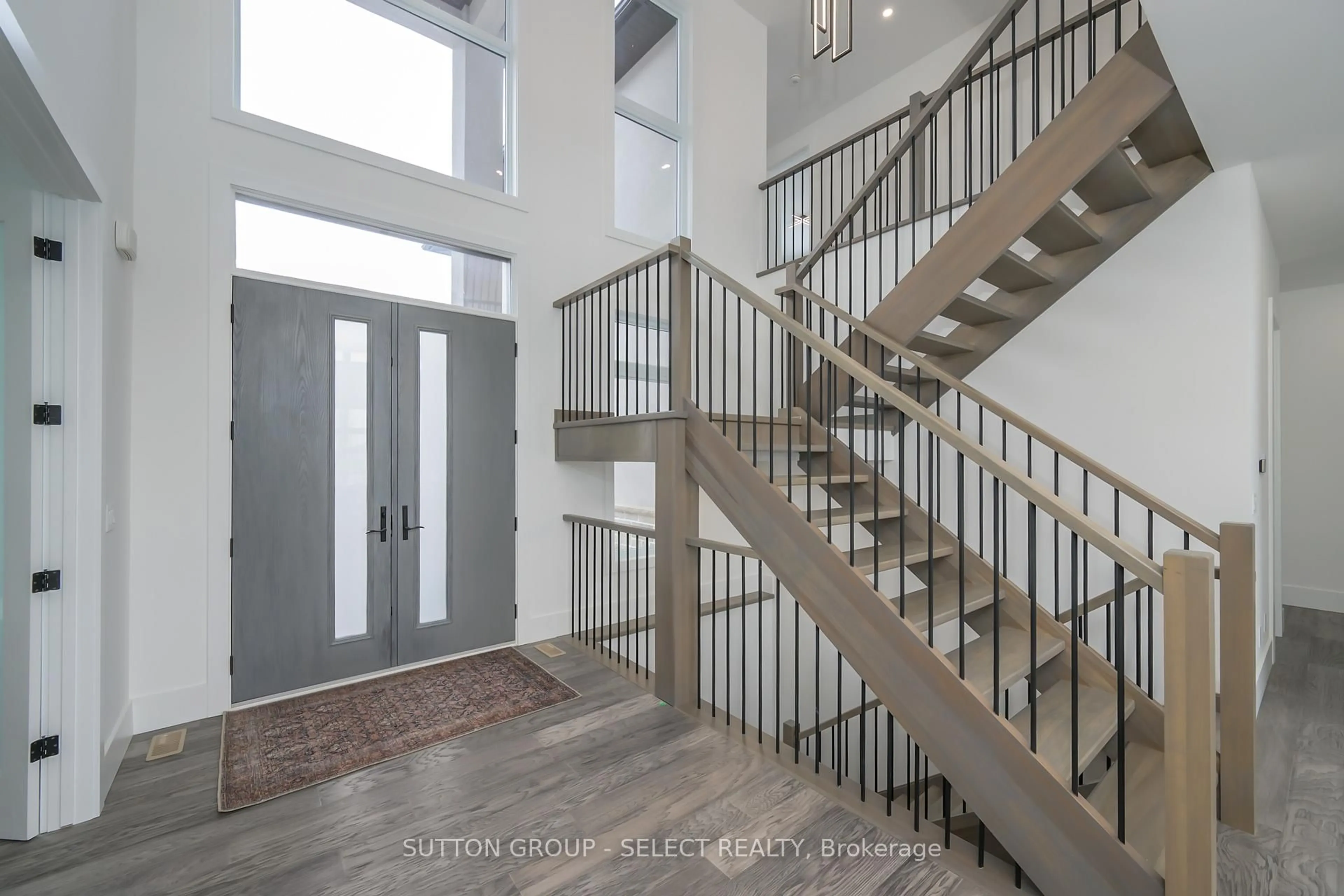Indoor entryway for 7128 Silver Creek Circ, London South Ontario N6P 0G9