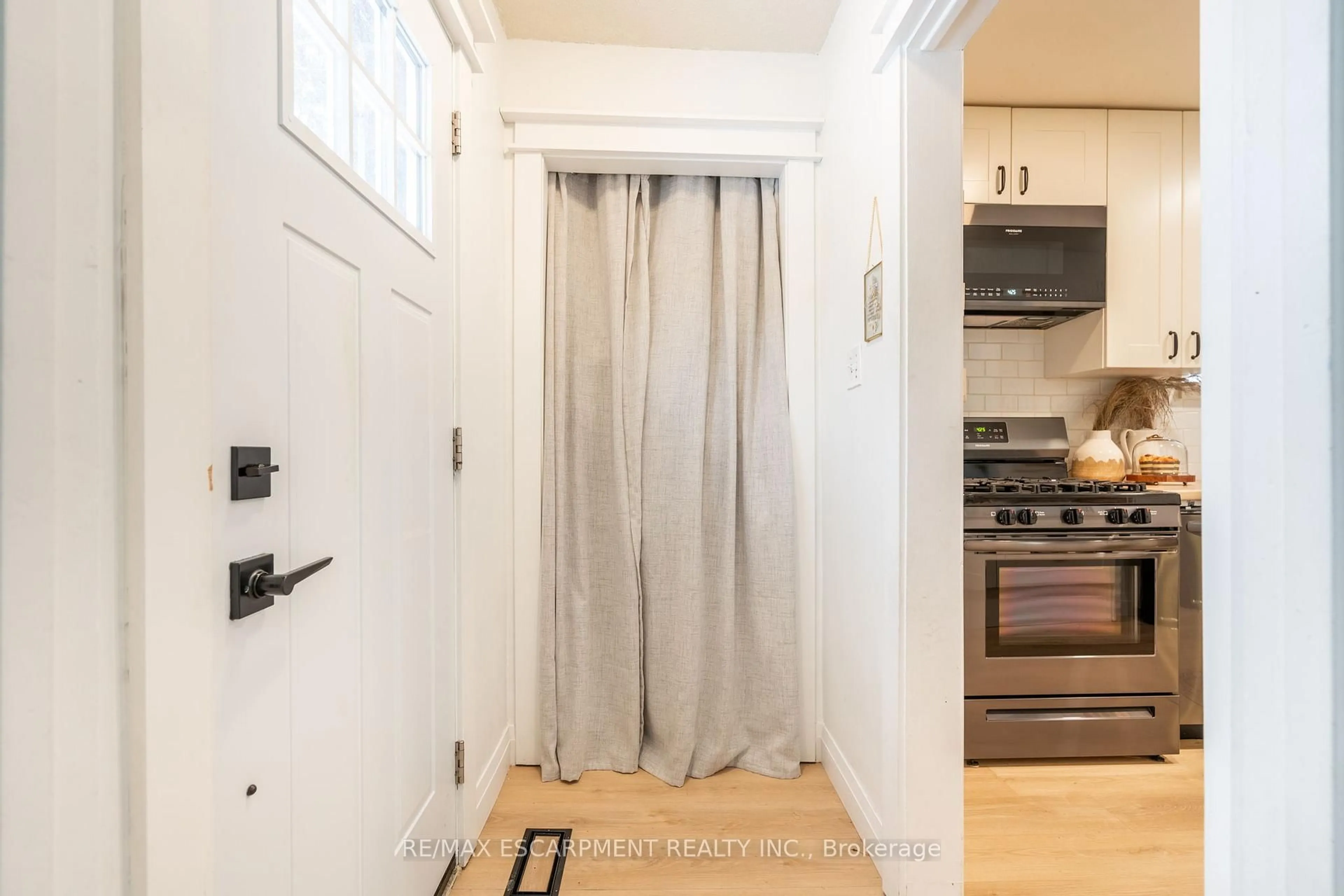 Indoor entryway for 351 Queensdale Ave, Hamilton Ontario L9A 1L5