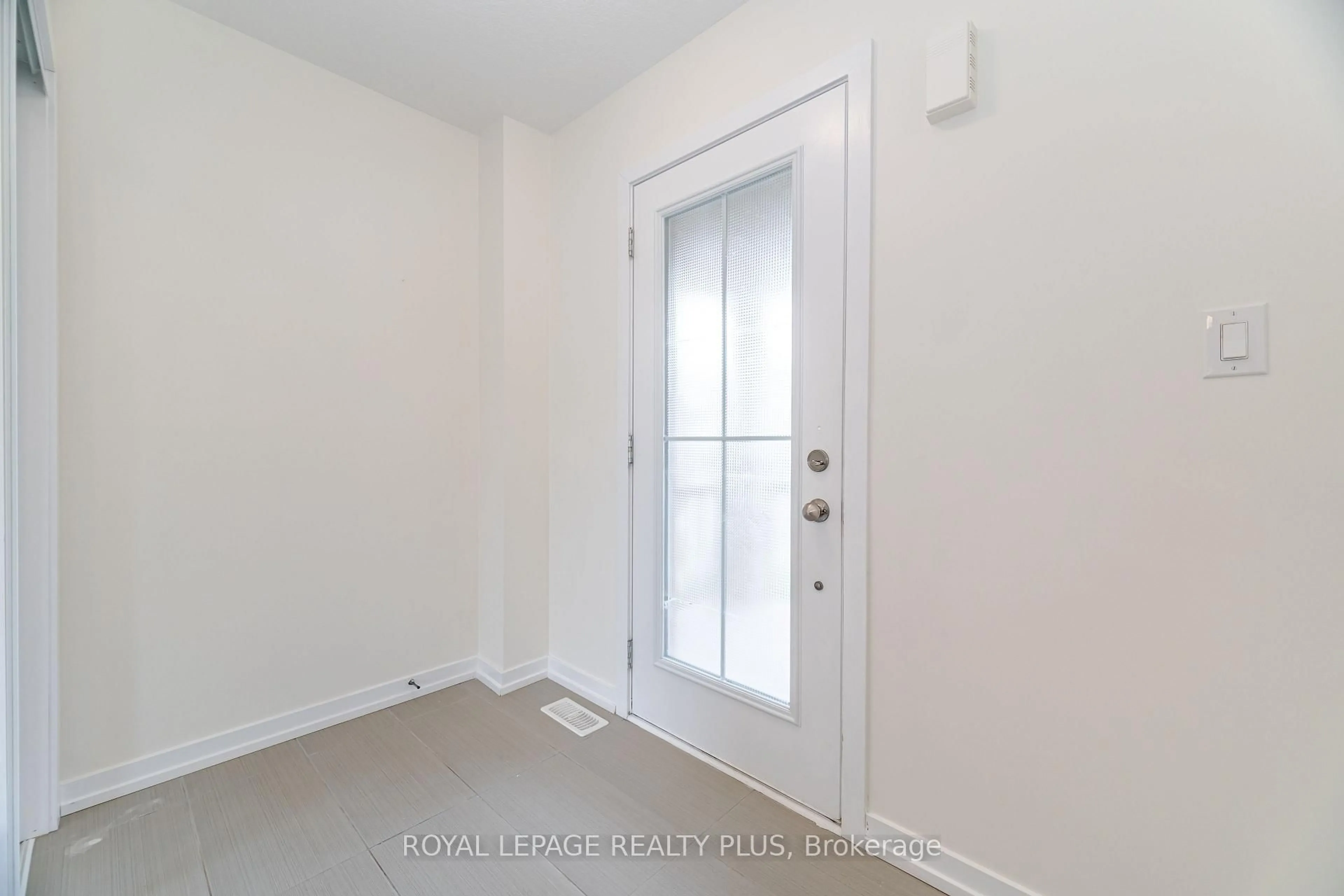 Indoor entryway for 12 Pagebrook Cres, Hamilton Ontario L8J 0K7