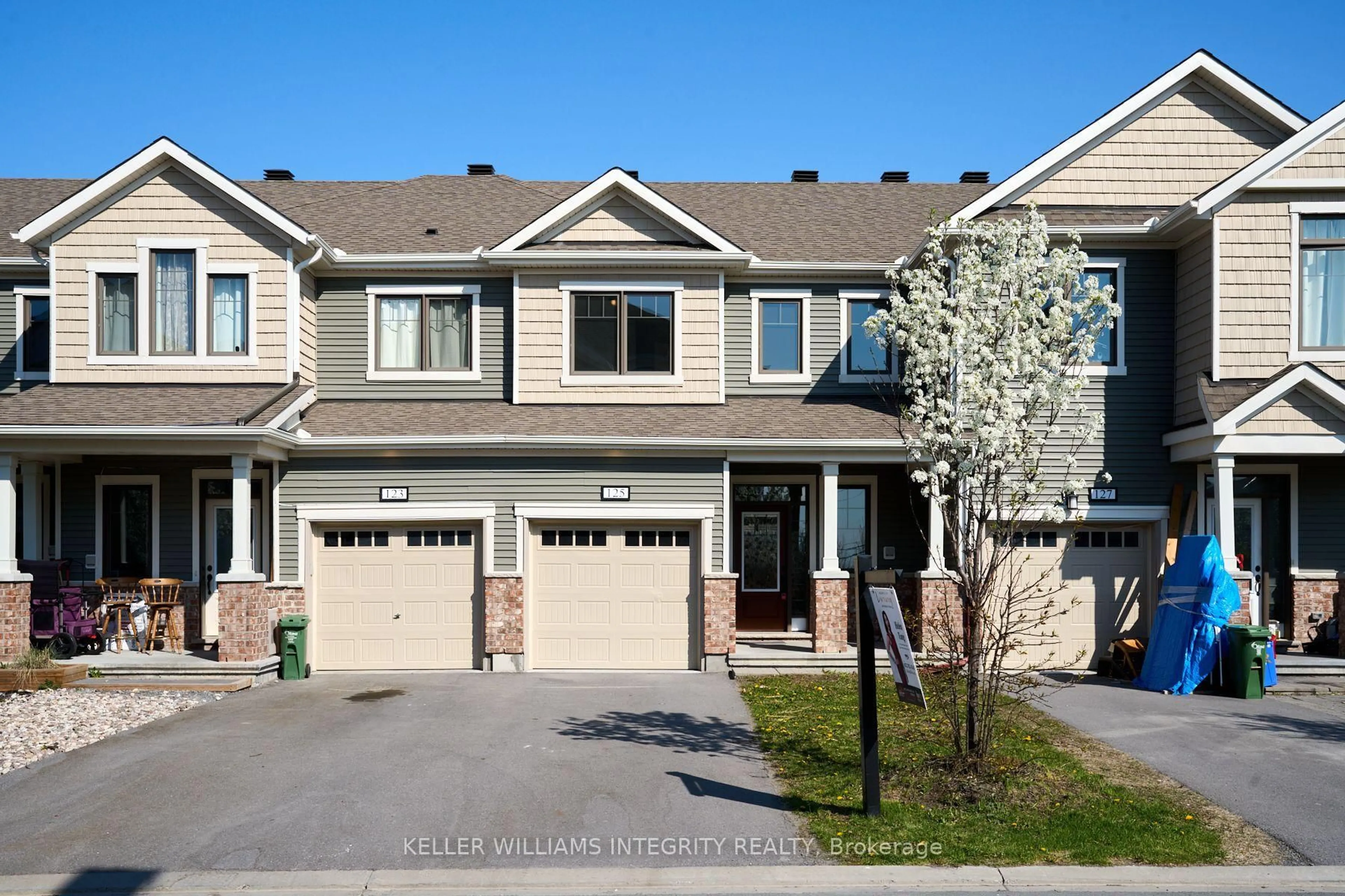 A pic from outside/outdoor area/front of a property/back of a property/a pic from drone, street for 125 Pictou Cres, Ottawa Ontario K2V 0H2