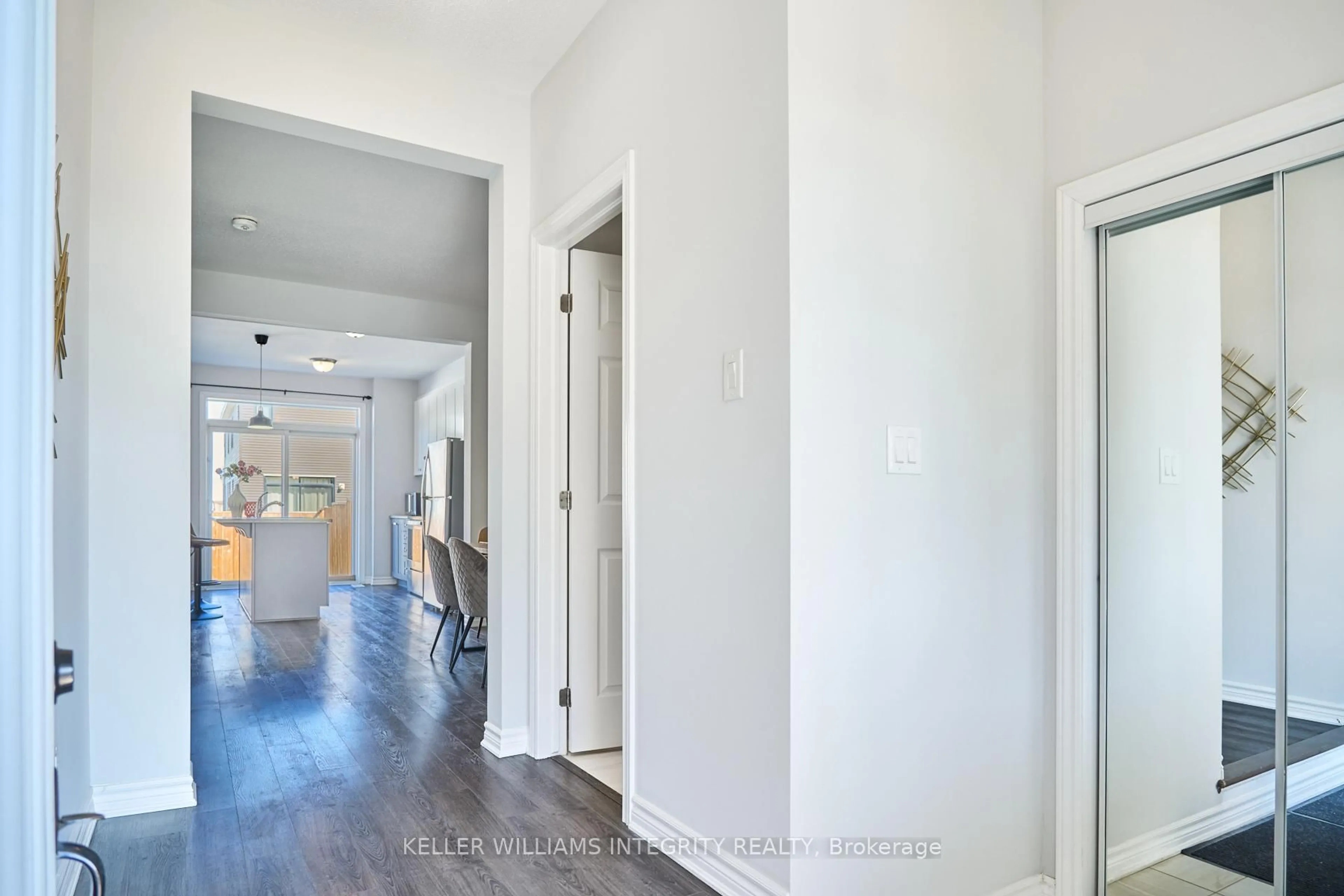 Indoor entryway for 125 Pictou Cres, Ottawa Ontario K2V 0H2
