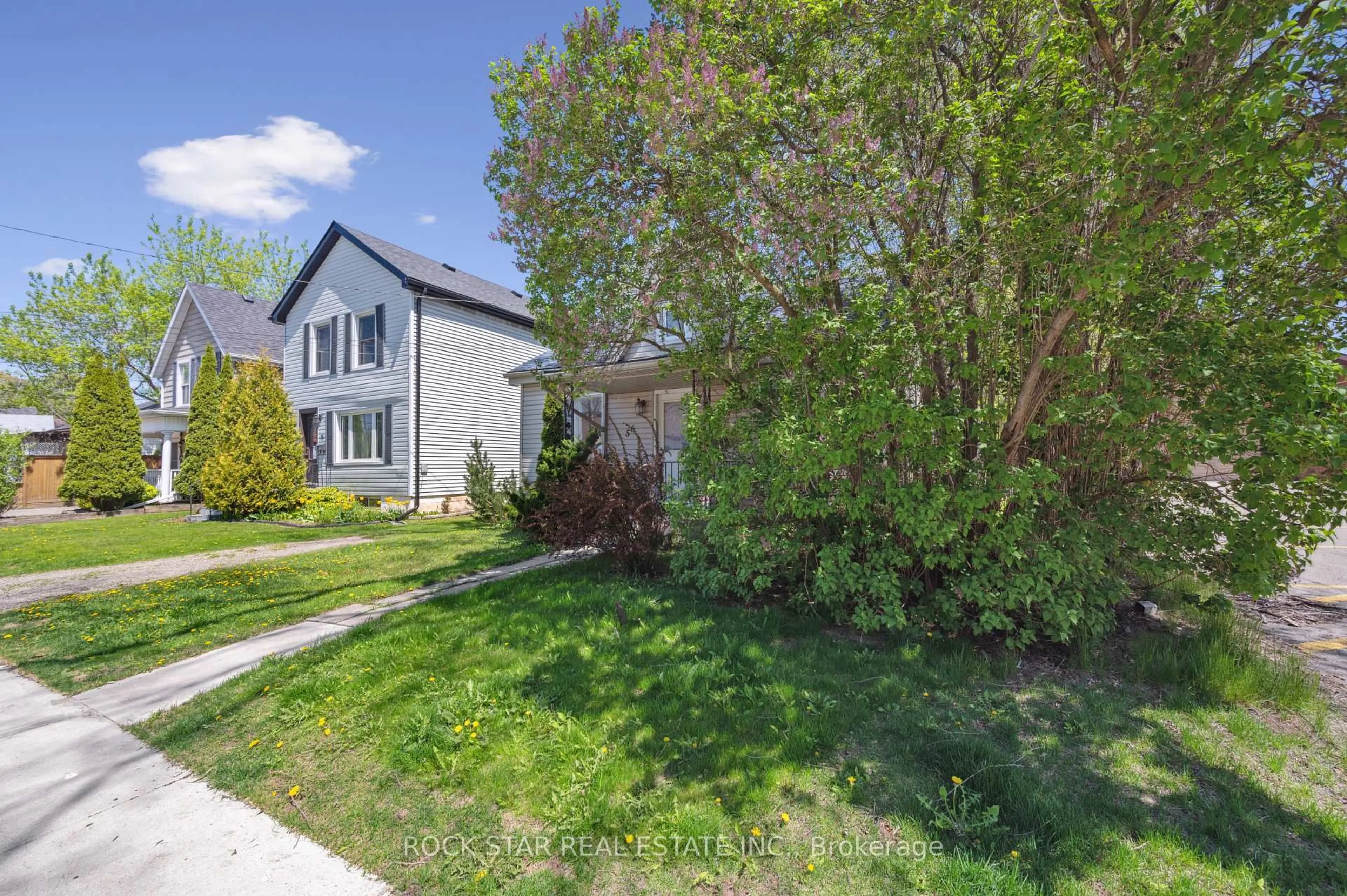 A pic from outside/outdoor area/front of a property/back of a property/a pic from drone, street for 56 Breadalbane St, Hamilton Ontario L8R 3G1