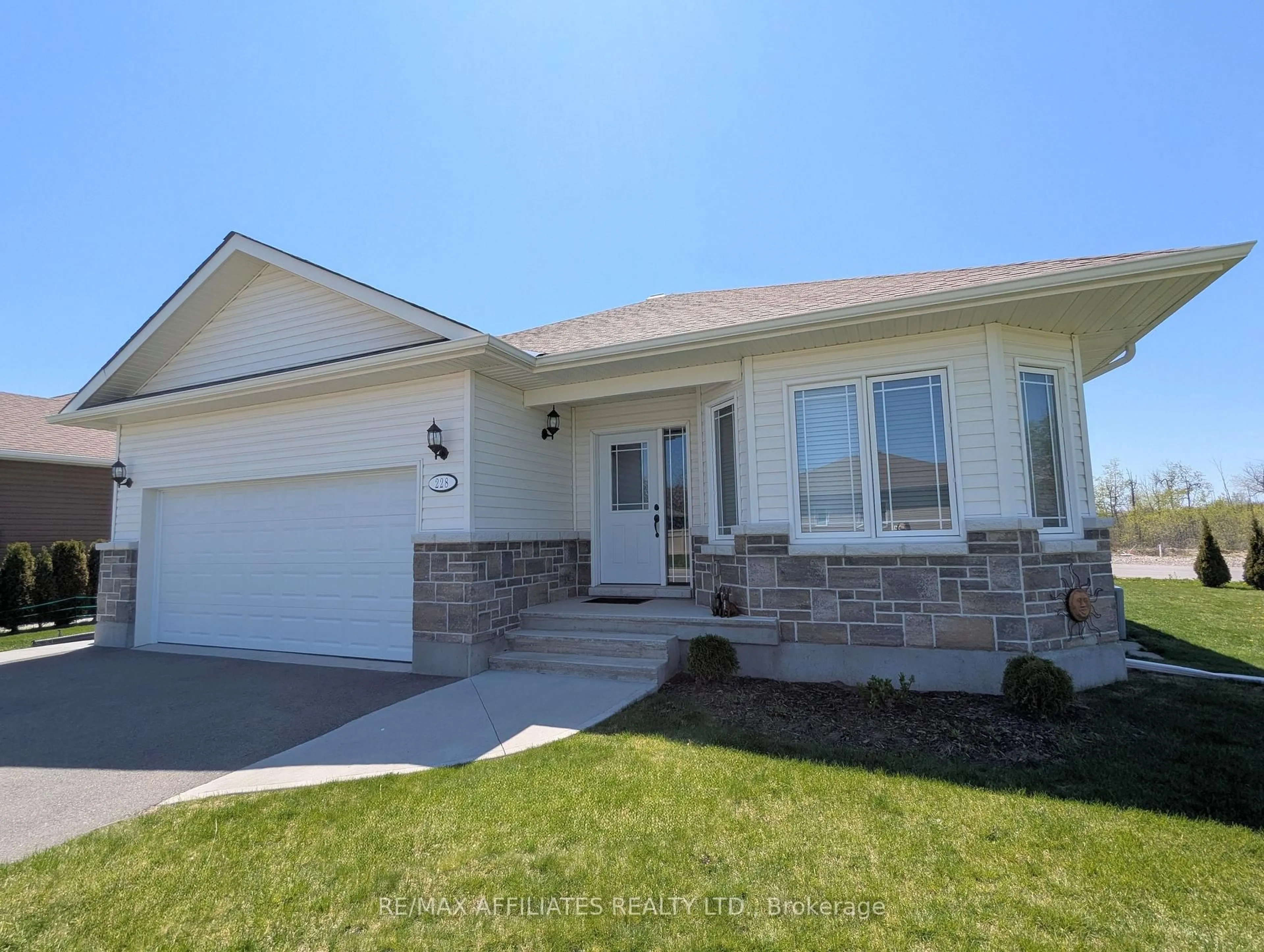 Home with vinyl exterior material, street for 228 Wood Ave, Smith Falls Ontario K7A 5G8