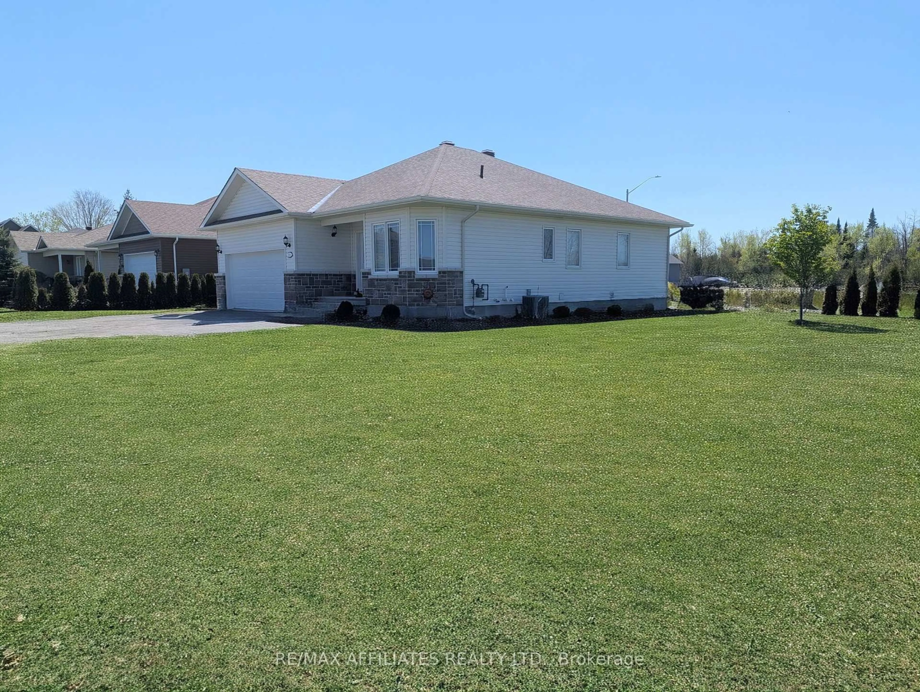 A pic from outside/outdoor area/front of a property/back of a property/a pic from drone, unknown for 228 Wood Ave, Smith Falls Ontario K7A 5G8