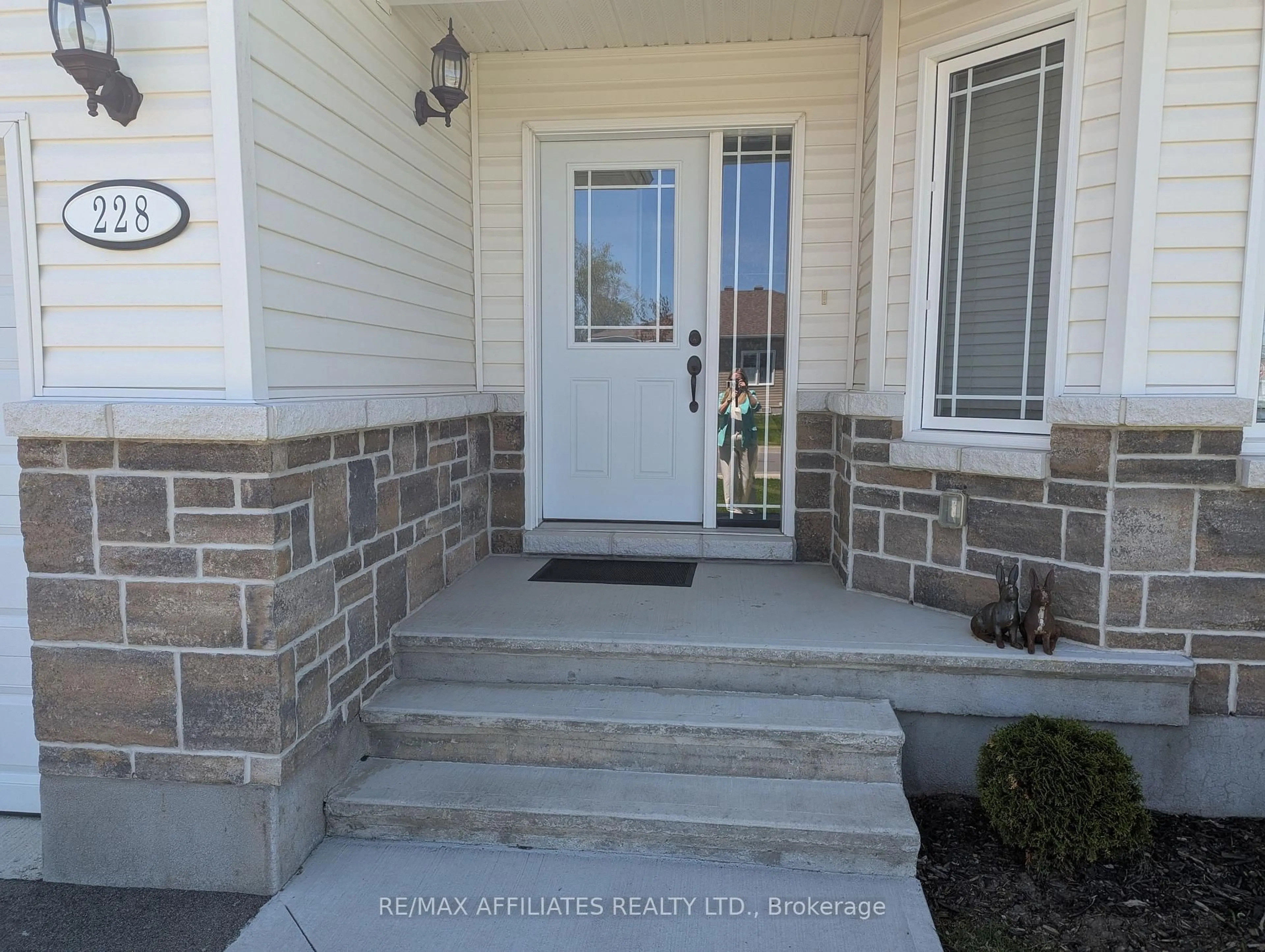 Indoor entryway for 228 Wood Ave, Smith Falls Ontario K7A 5G8