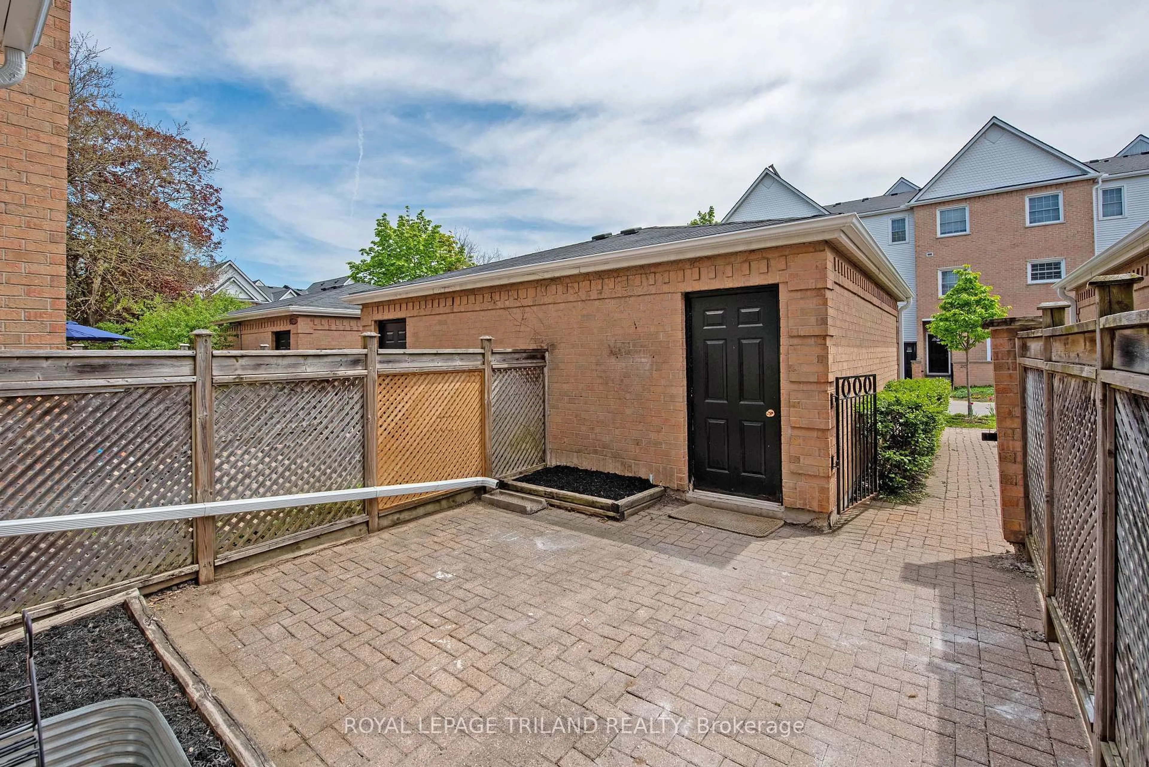 A pic from outside/outdoor area/front of a property/back of a property/a pic from drone, street for 1570 RICHMOND St #48, London North Ontario N6G 4W2