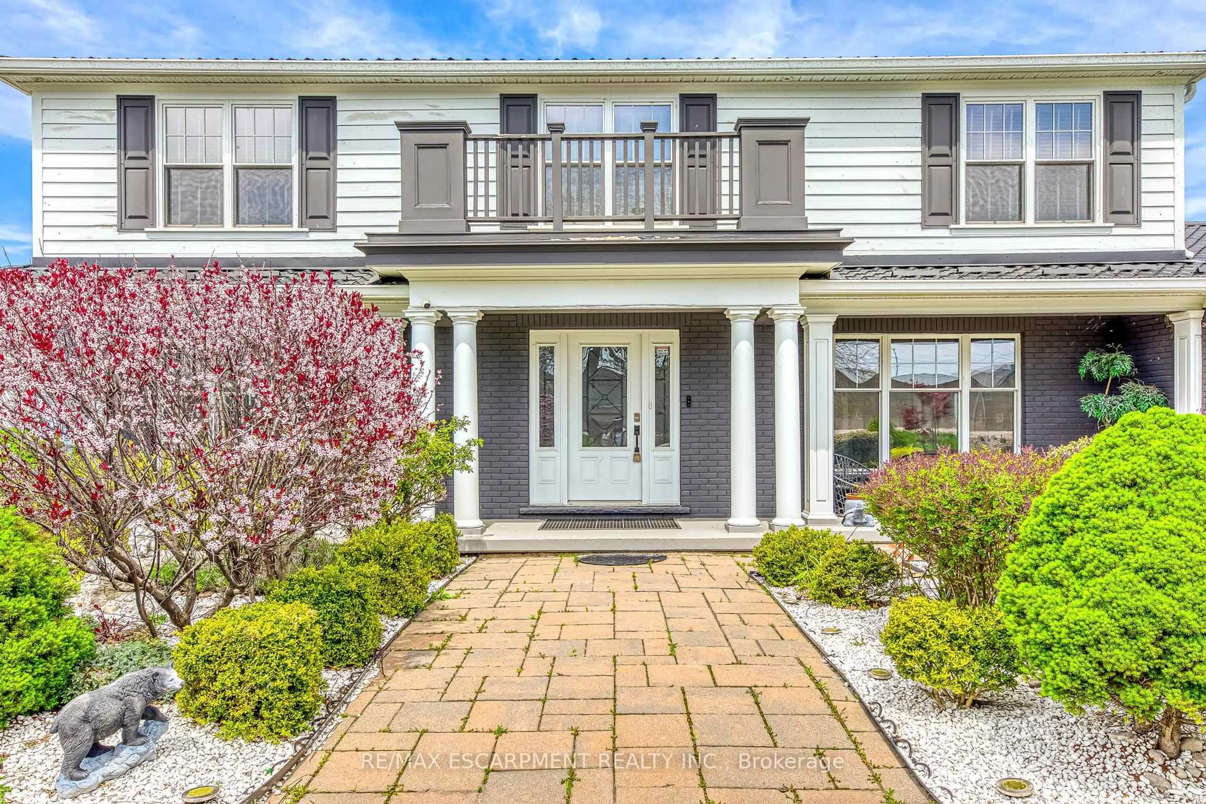 Home with vinyl exterior material, street for 1073 North Service Rd, Hamilton Ontario L8E 5E1