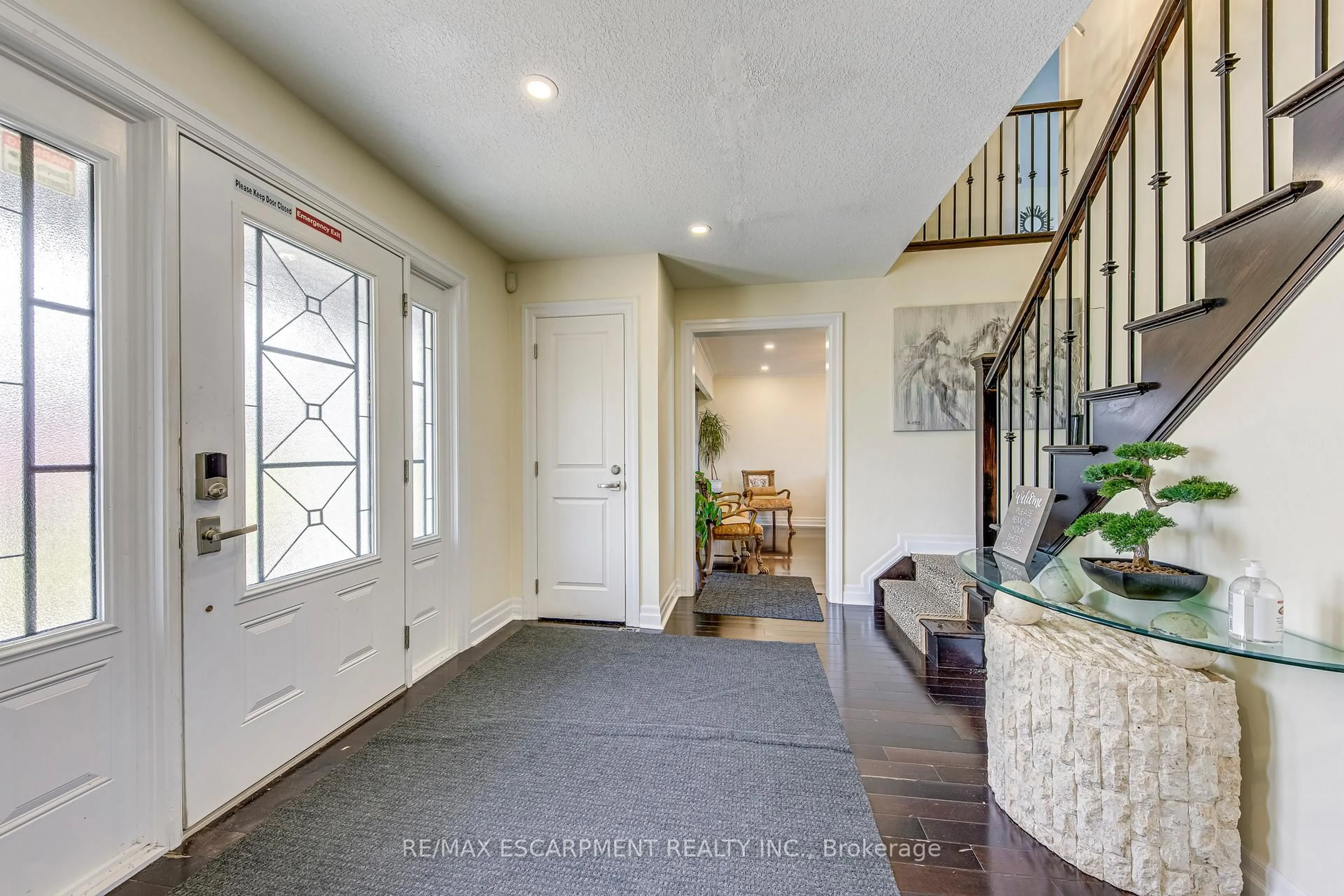 Indoor entryway for 1073 North Service Rd, Hamilton Ontario L8E 5E1