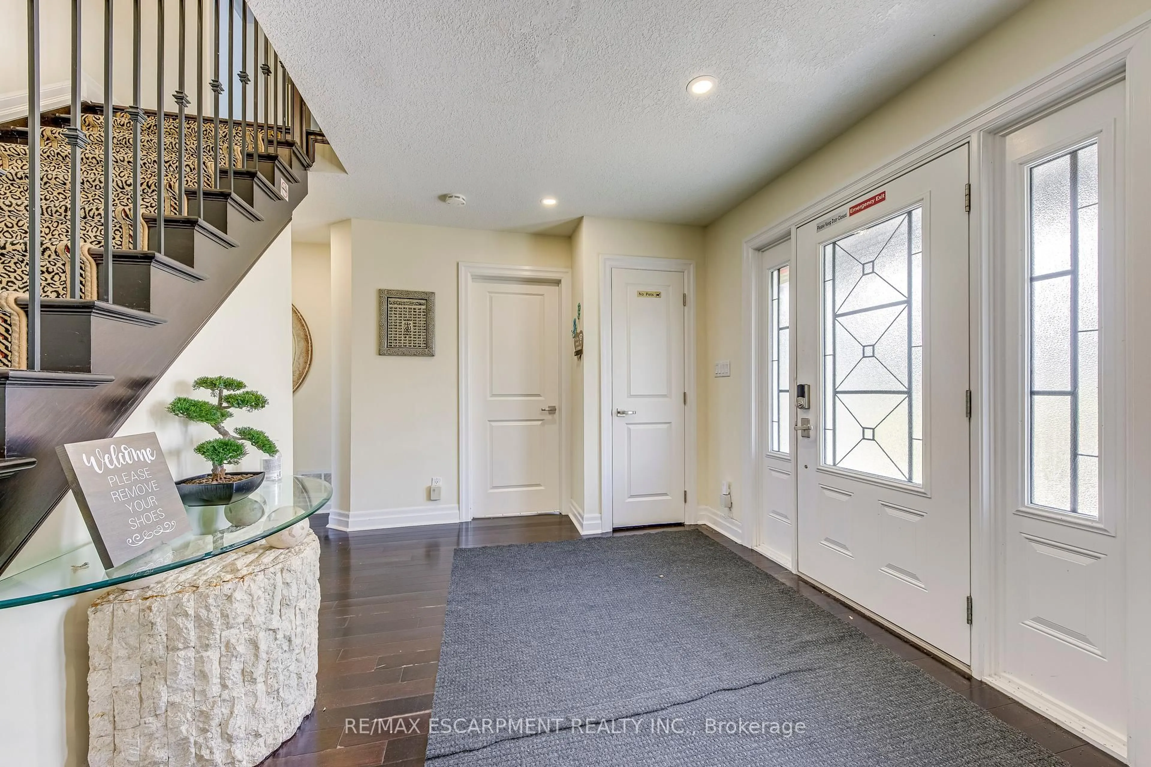 Indoor entryway for 1073 North Service Rd, Hamilton Ontario L8E 5E1