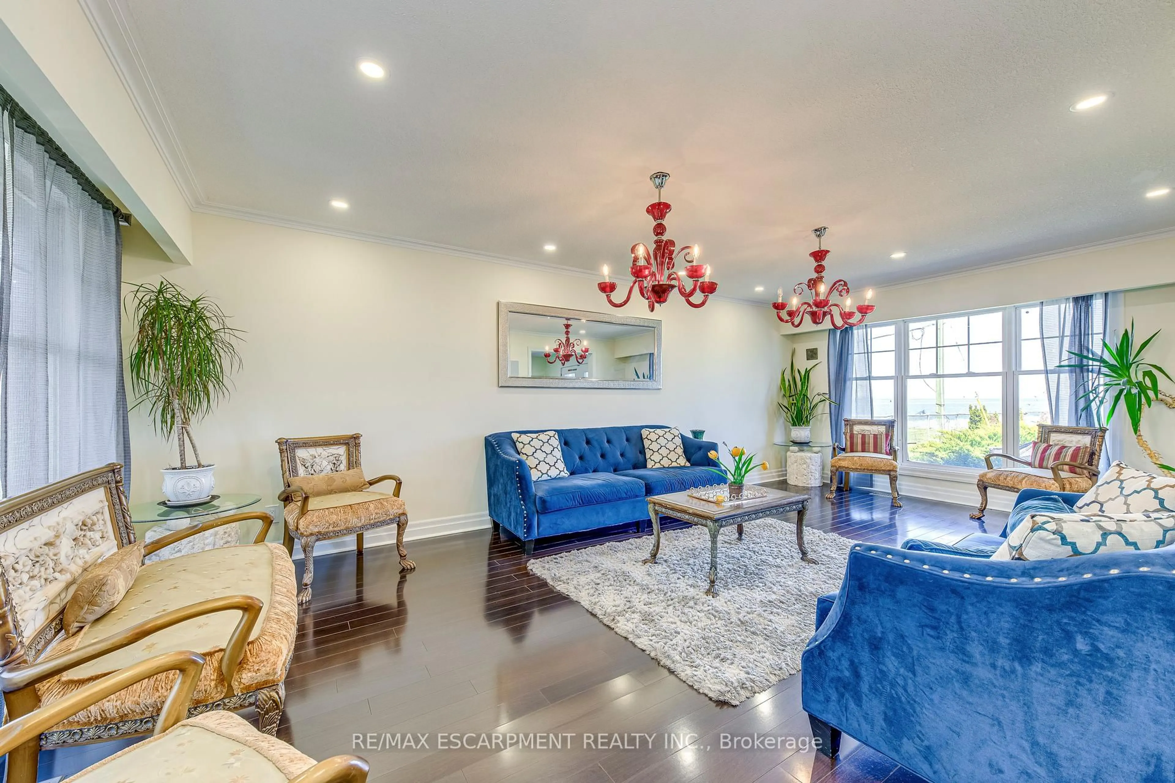 Living room with furniture, unknown for 1073 North Service Rd, Hamilton Ontario L8E 5E1