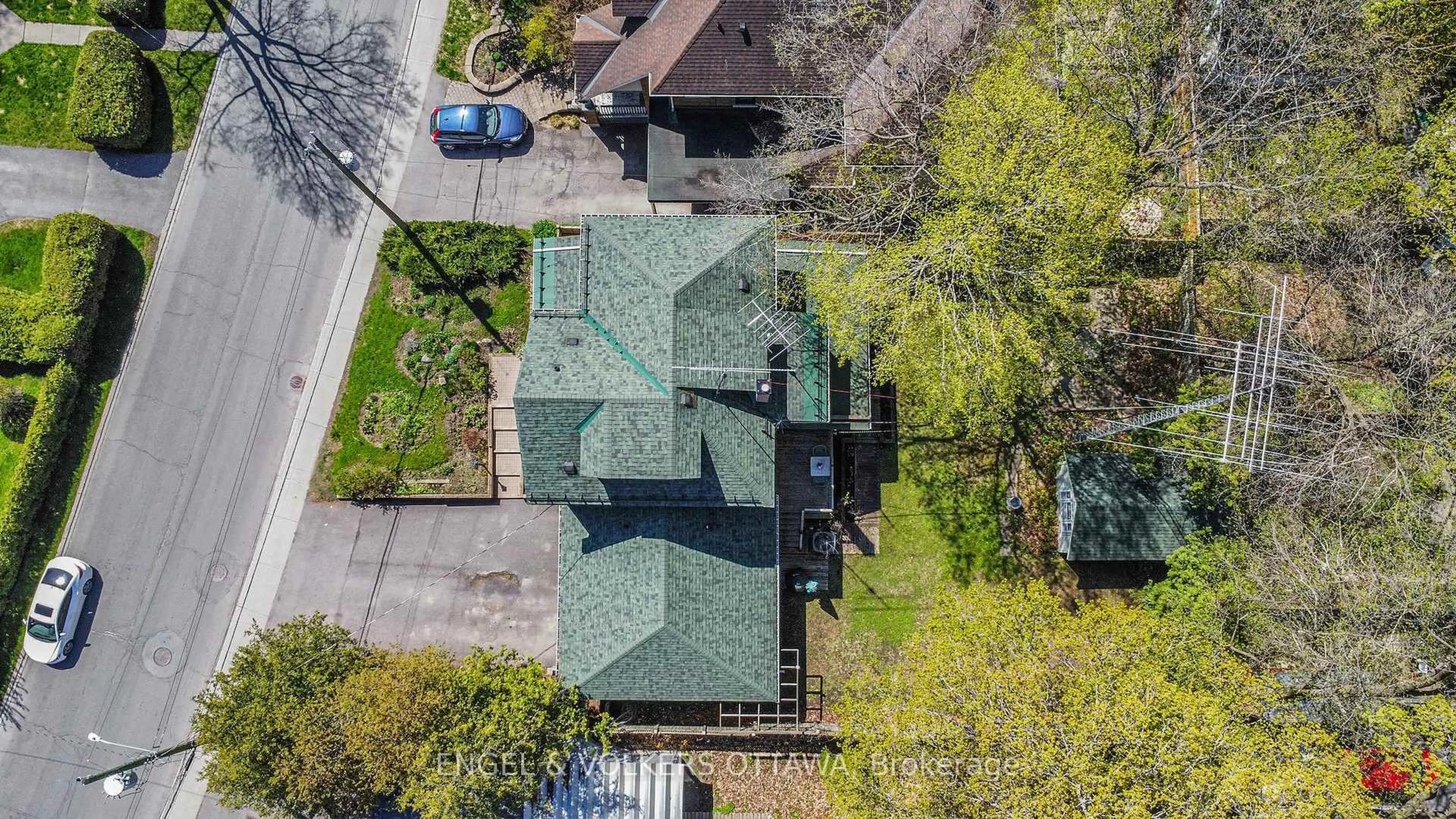A pic from outside/outdoor area/front of a property/back of a property/a pic from drone, street for 131 Acacia Ave, Ottawa Ontario K1M 0R2