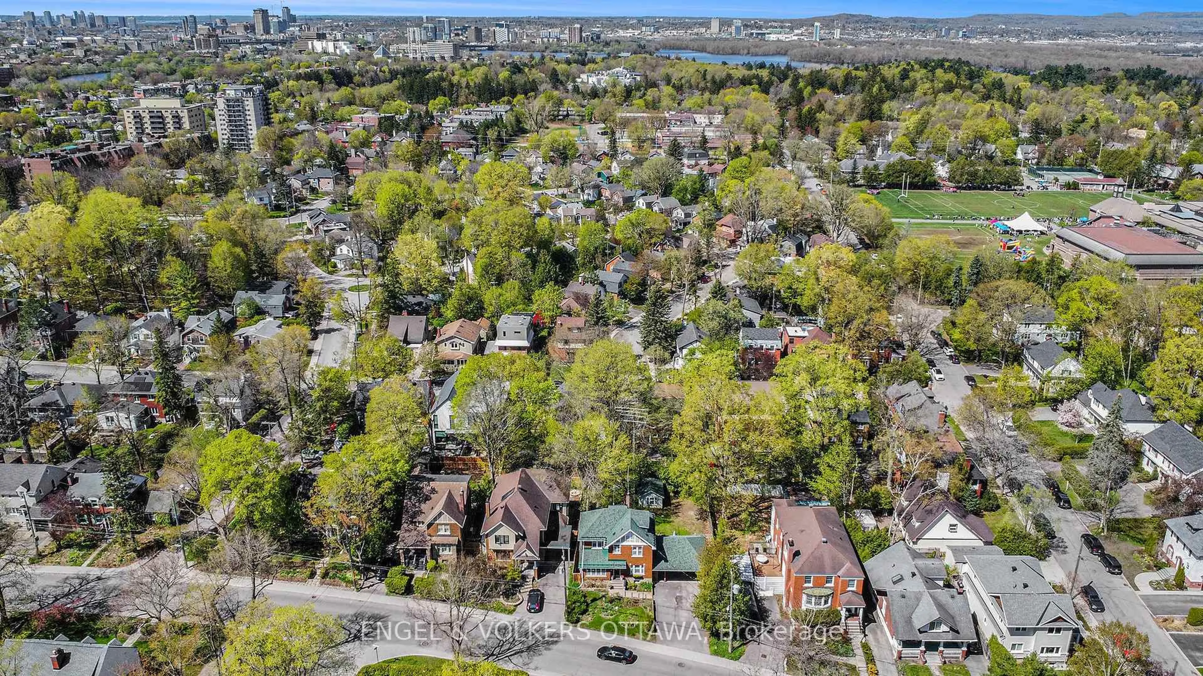 A pic from outside/outdoor area/front of a property/back of a property/a pic from drone, street for 131 Acacia Ave, Ottawa Ontario K1M 0R2