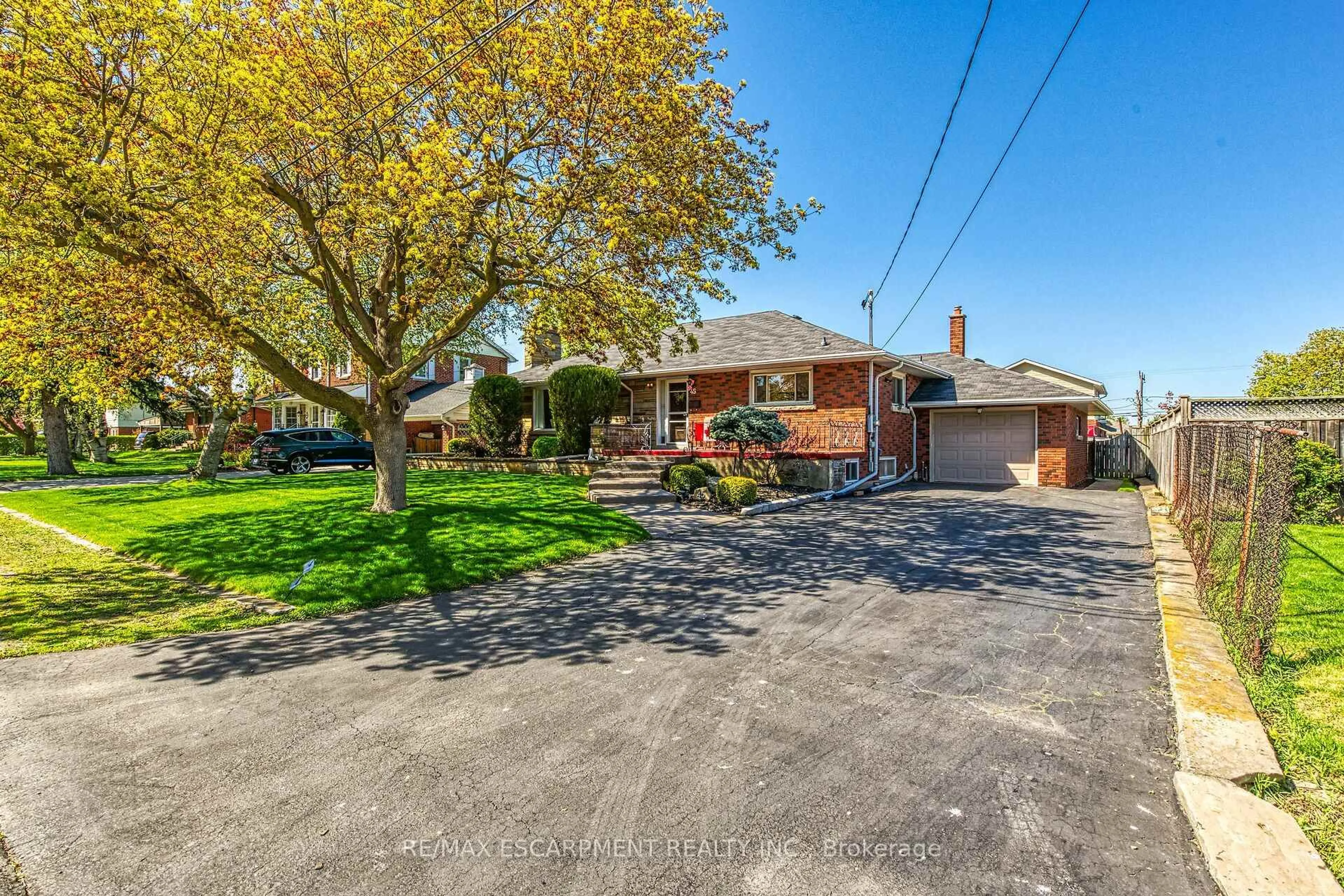 A pic from outside/outdoor area/front of a property/back of a property/a pic from drone, street for 45 James Ave, Hamilton Ontario L8G 3K5