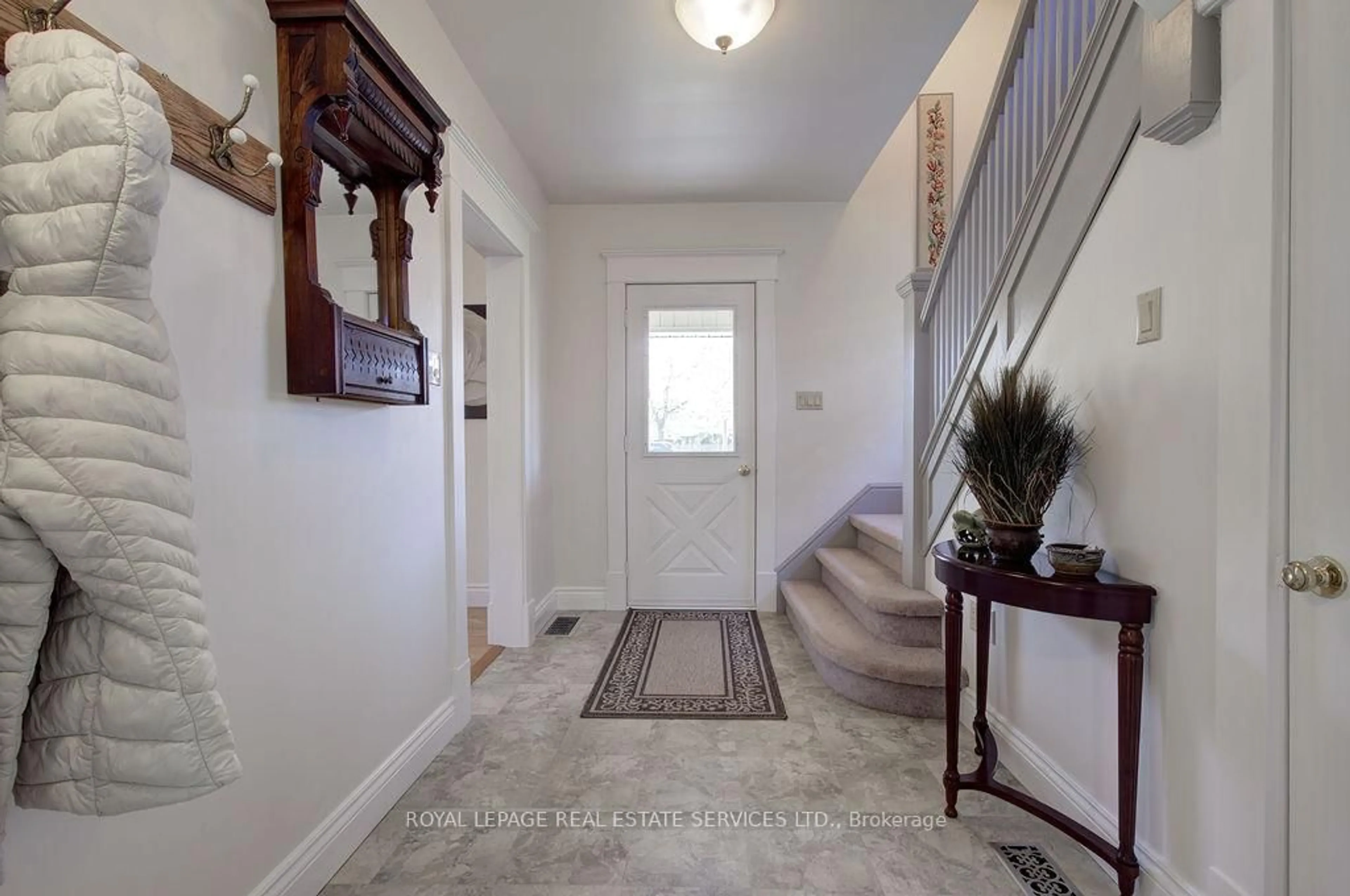 Indoor entryway for 960 Huron Terr, Kincardine Ontario N2Z 2Y1