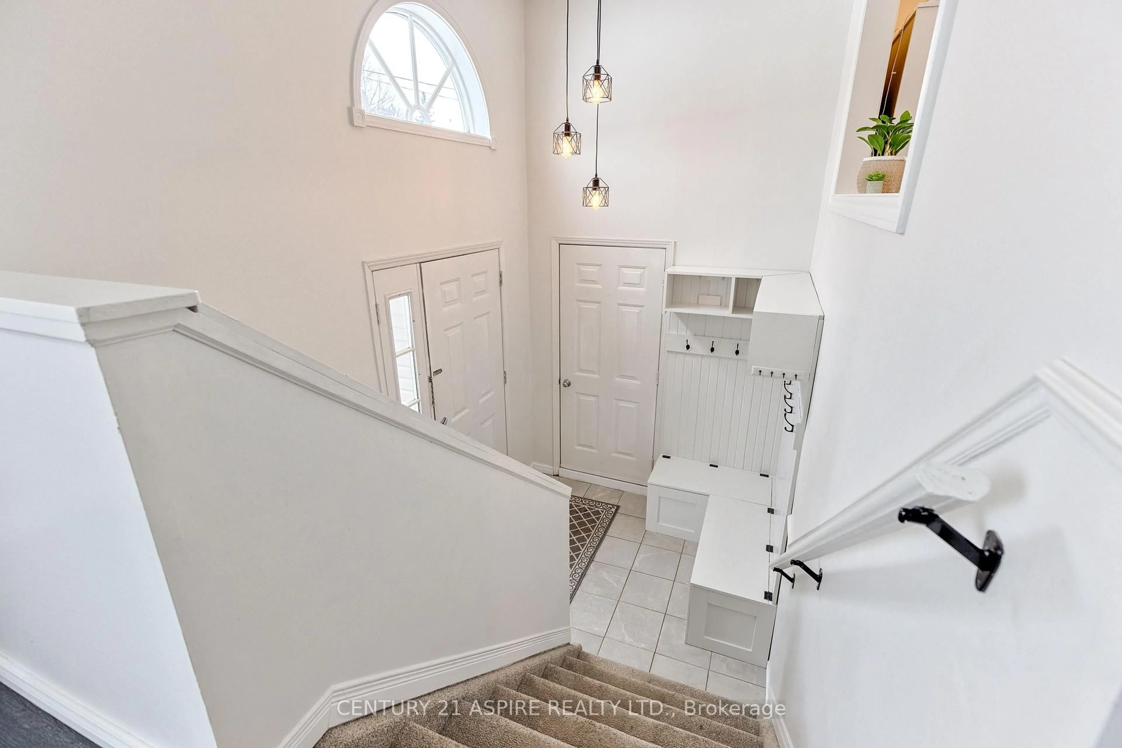 Indoor entryway for 22 Russell St, Petawawa Ontario K8H 1T9