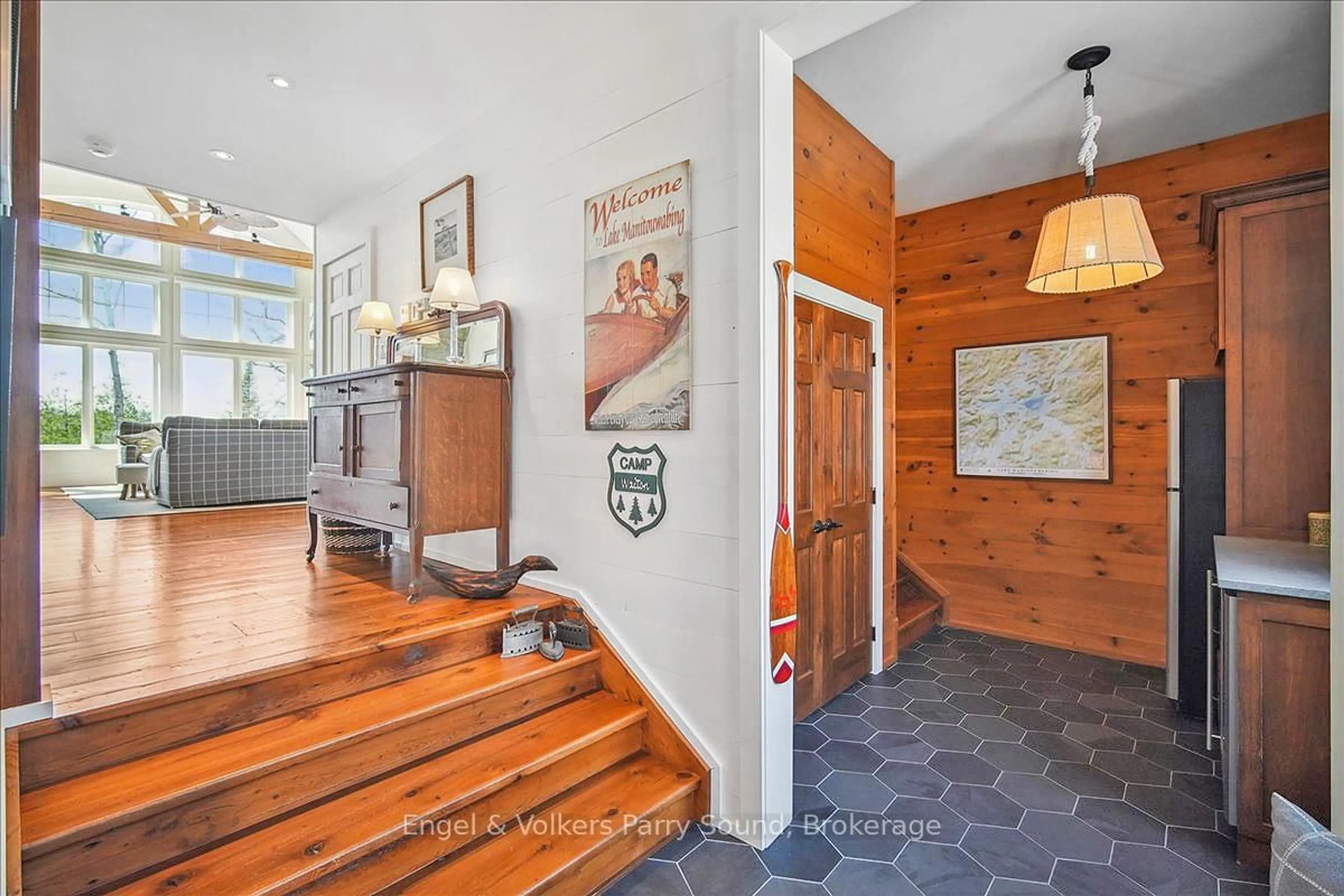 Indoor entryway for 20 Cardinal Crt, McKellar Ontario P2A 2W7