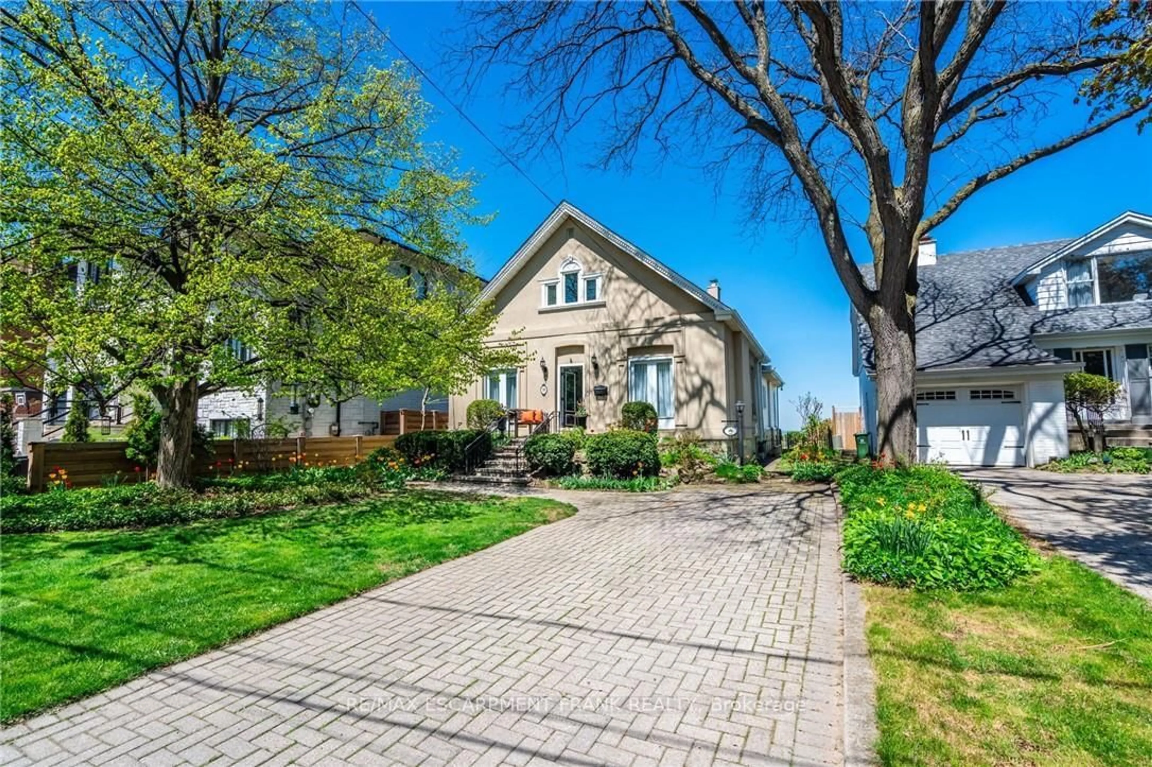 Home with brick exterior material, street for 31 Mountain Park Ave, Hamilton Ontario L9A 1A1