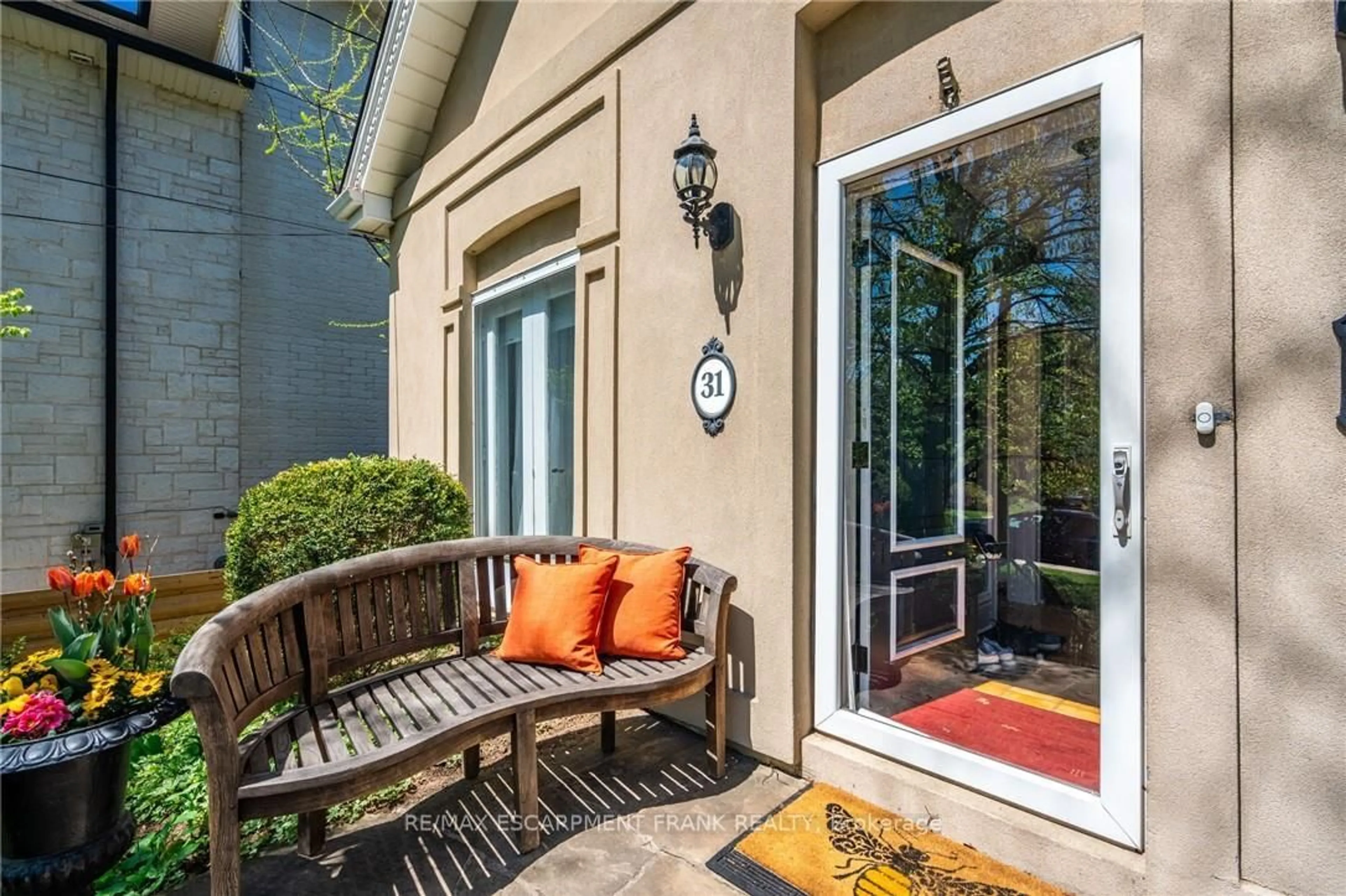 Patio, street for 31 Mountain Park Ave, Hamilton Ontario L9A 1A1