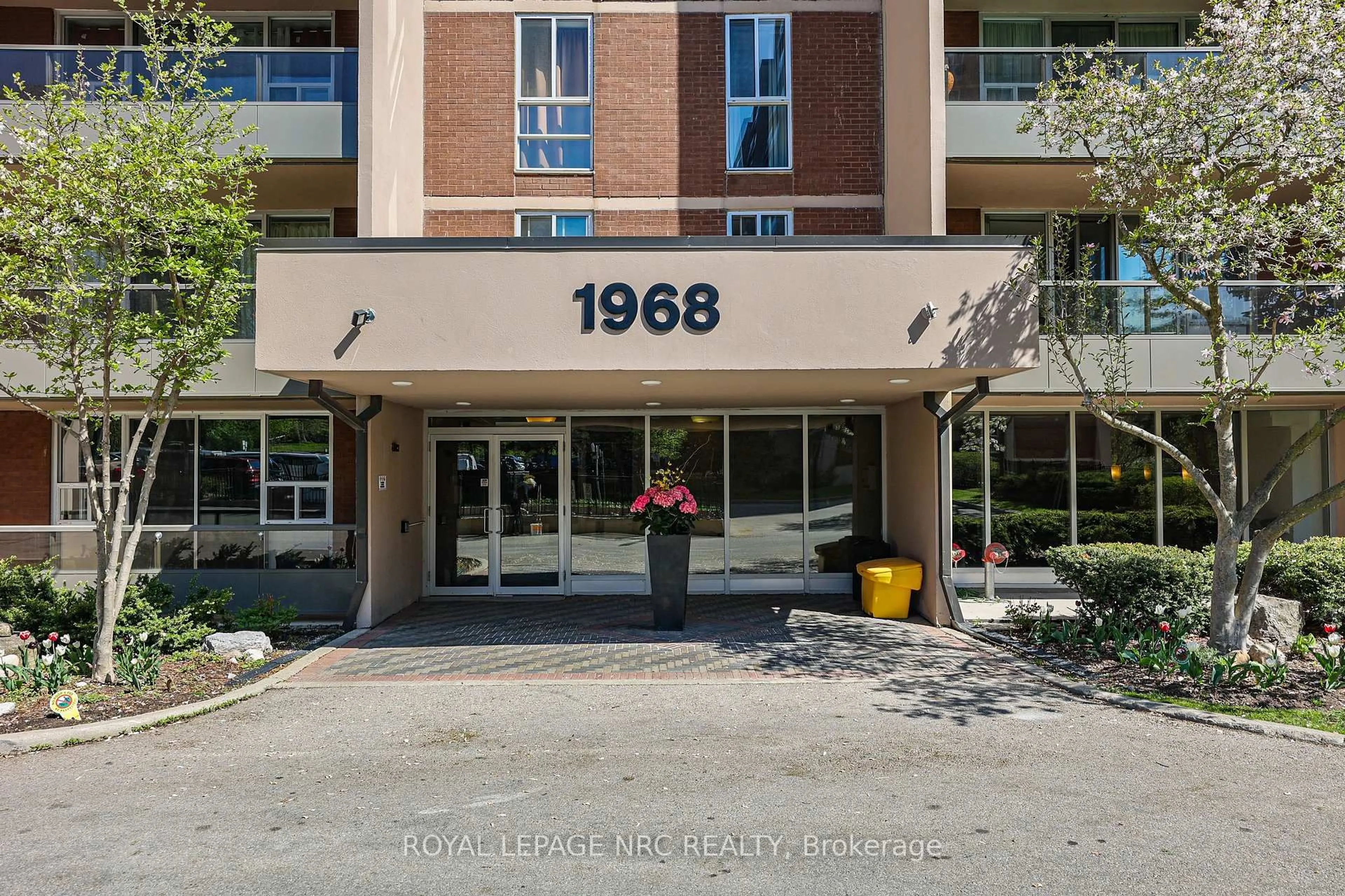 Indoor foyer for 1968 Main St #303, Hamilton Ontario L8S 1J7