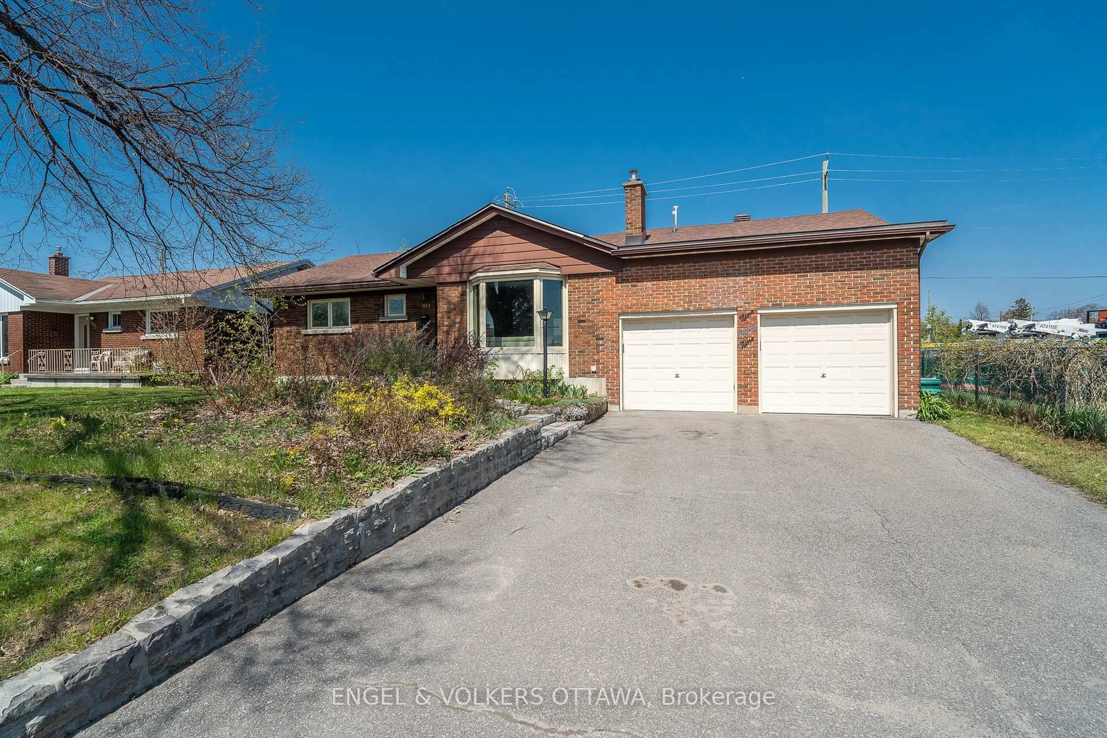 A pic from outside/outdoor area/front of a property/back of a property/a pic from drone, street for 989 Connaught Ave, Ottawa Ontario K2B 5M7