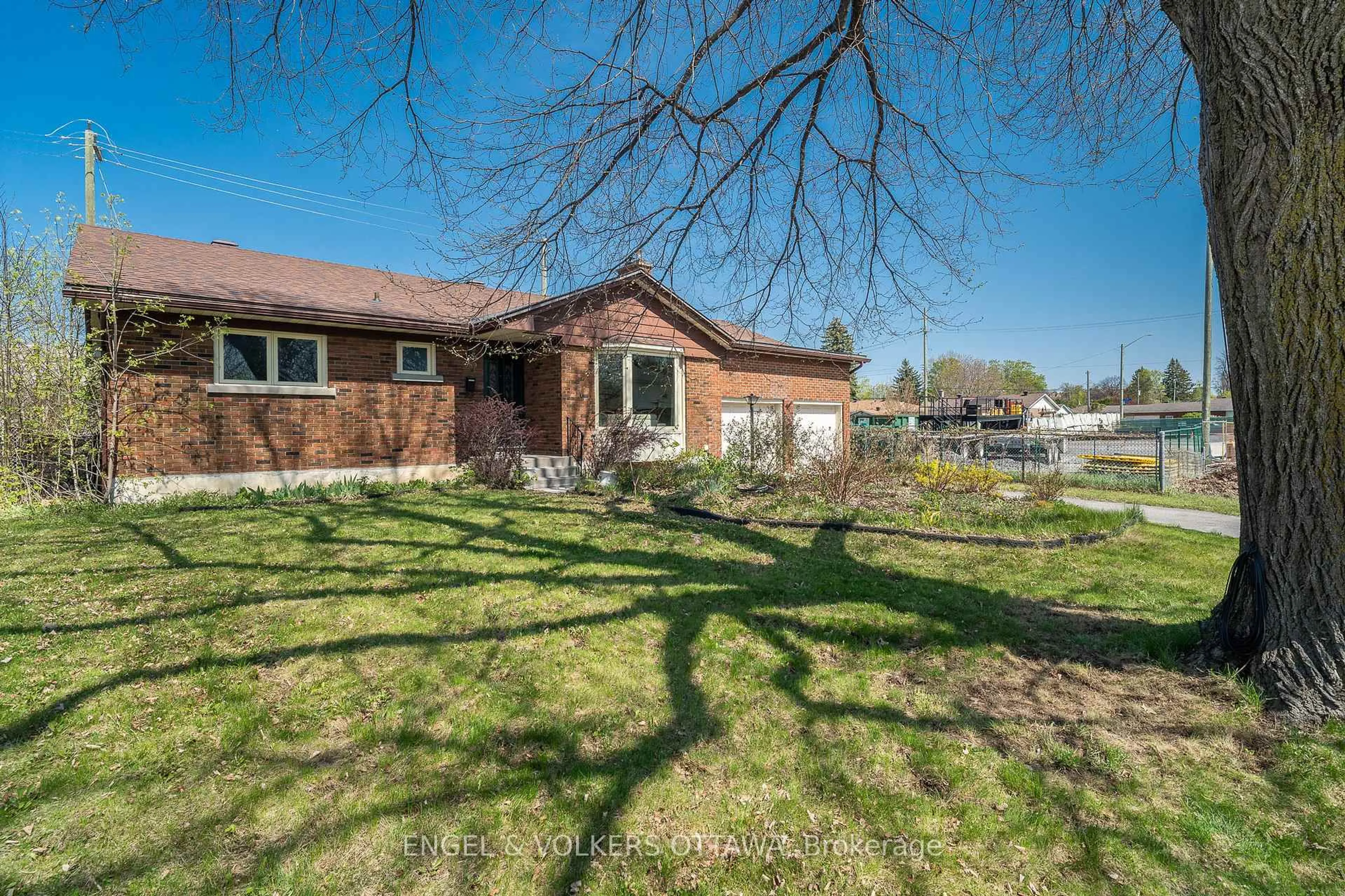 A pic from outside/outdoor area/front of a property/back of a property/a pic from drone, unknown for 989 Connaught Ave, Ottawa Ontario K2B 5M7