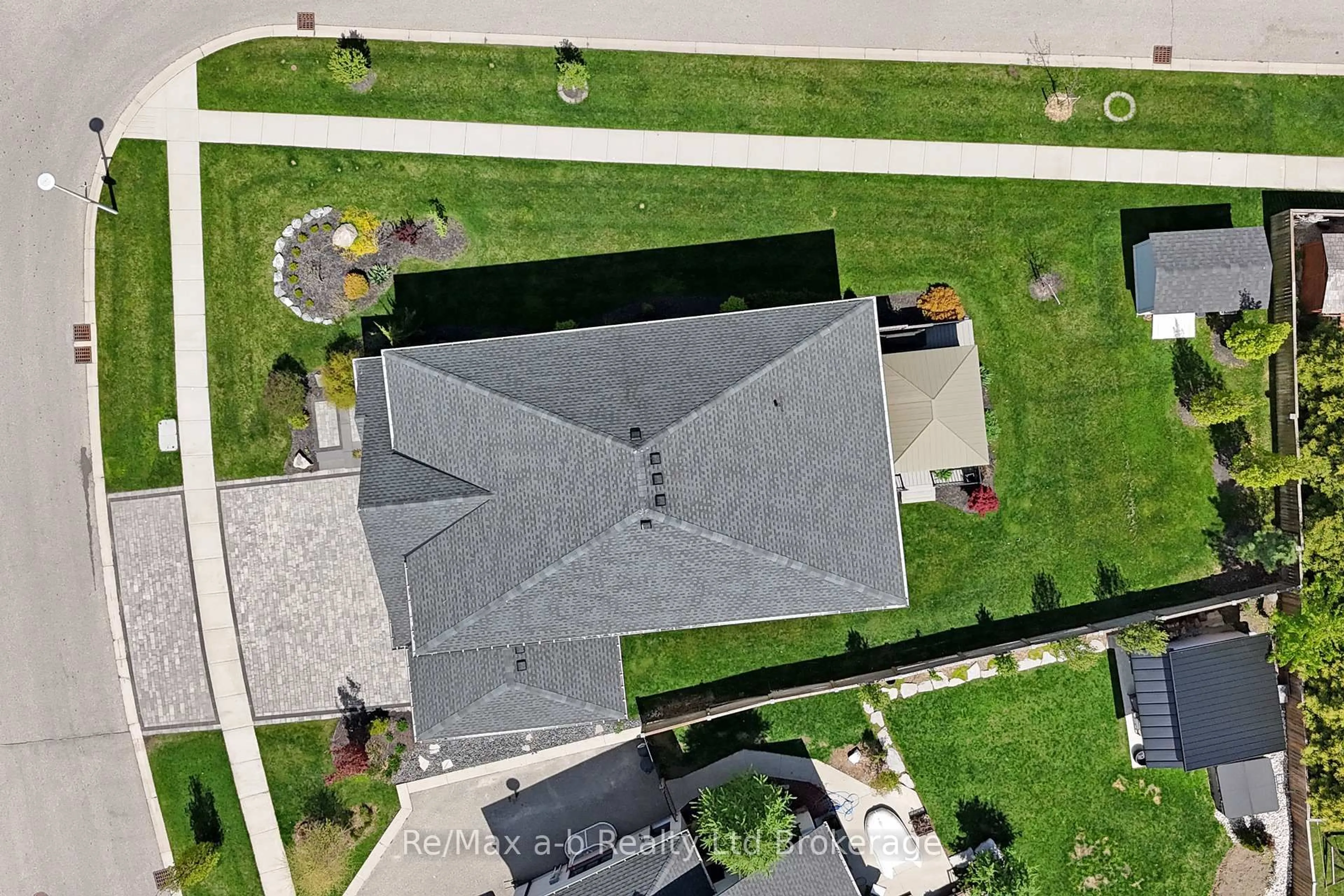 A pic from outside/outdoor area/front of a property/back of a property/a pic from drone, street for 1236 Alberni Rd, Woodstock Ontario N4T 0H7