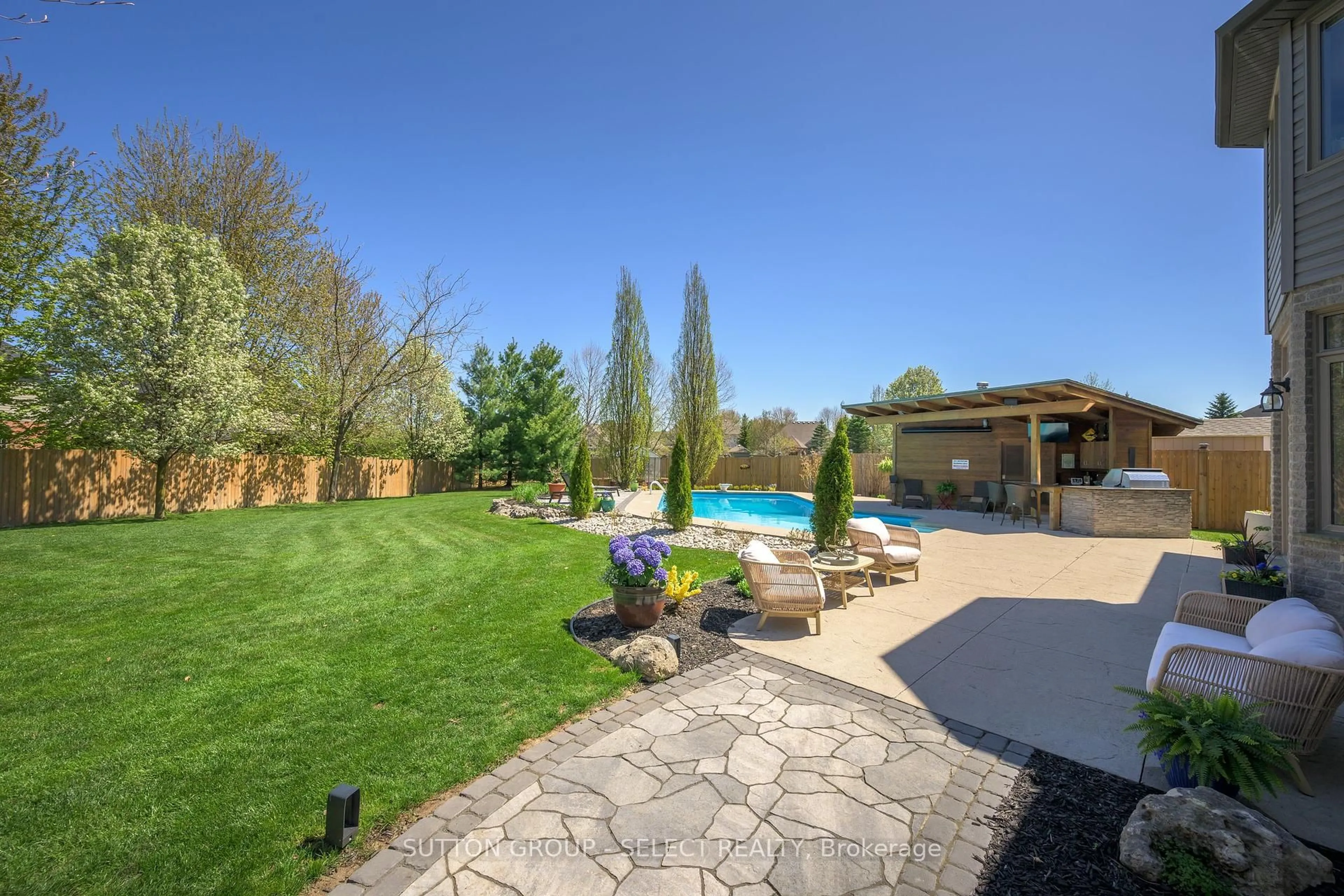 A pic from outside/outdoor area/front of a property/back of a property/a pic from drone, unknown for 215 East Rivertrace Walk, London North Ontario N6G 5L1