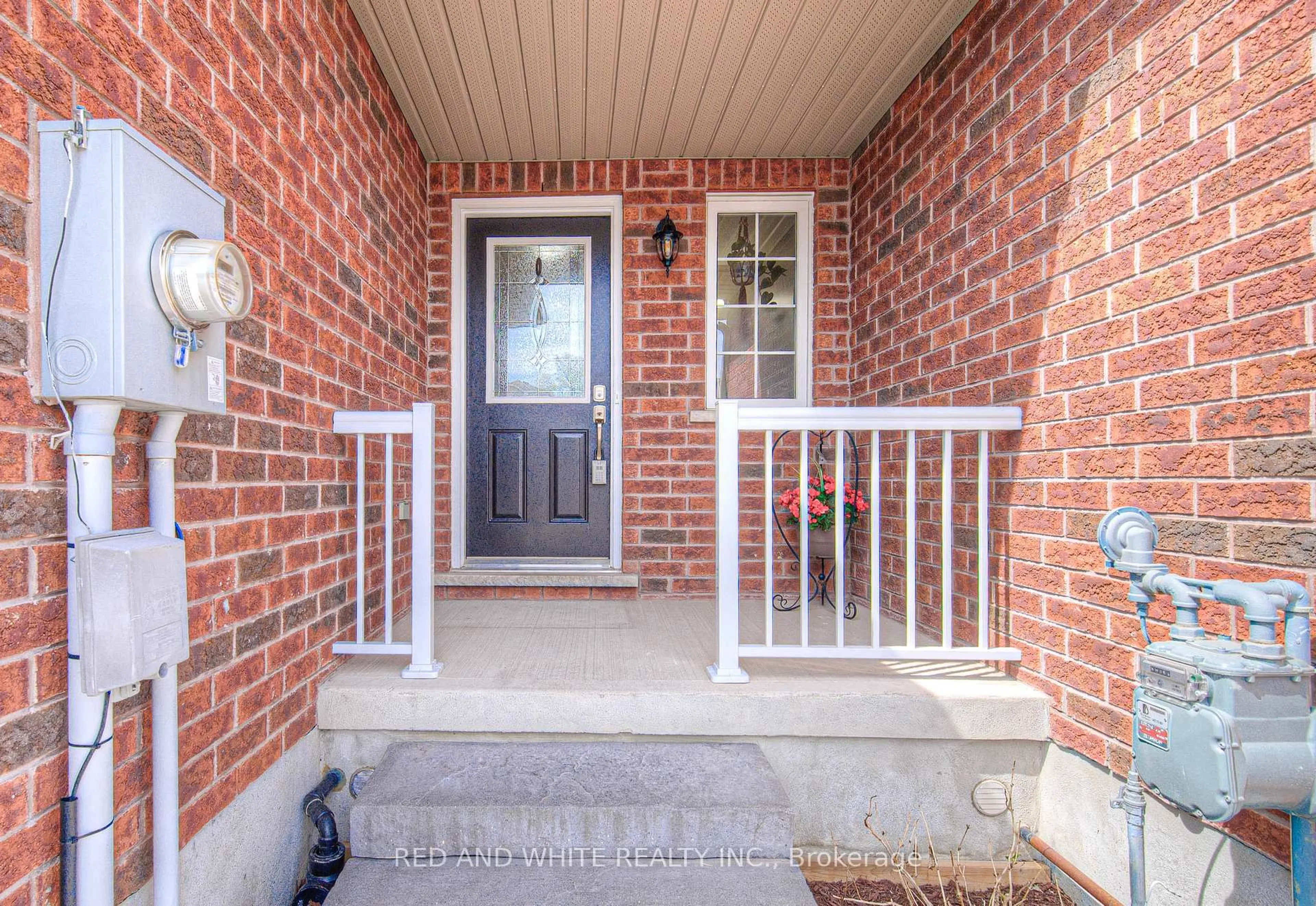 Indoor entryway for 87 Upper Mercer St, Kitchener Ontario N2A 4N1