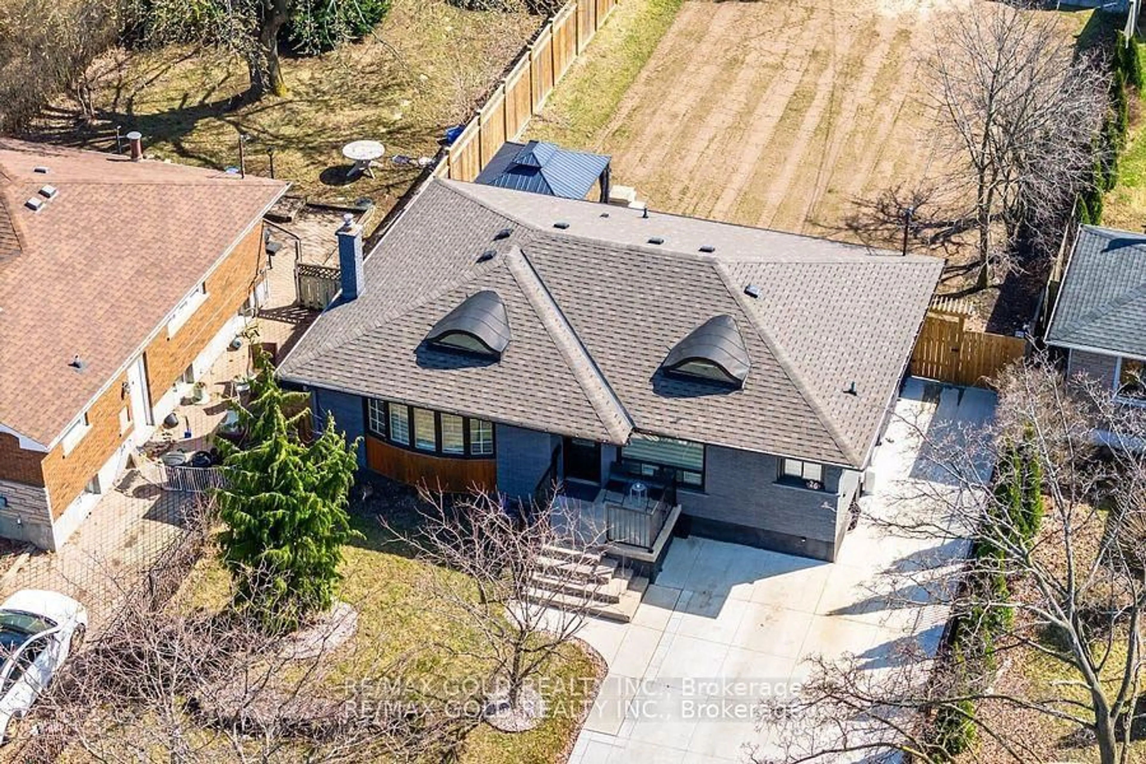 A pic from outside/outdoor area/front of a property/back of a property/a pic from drone, street for 26 Hillgarden Rd, St. Catharines Ontario L2T 2W6