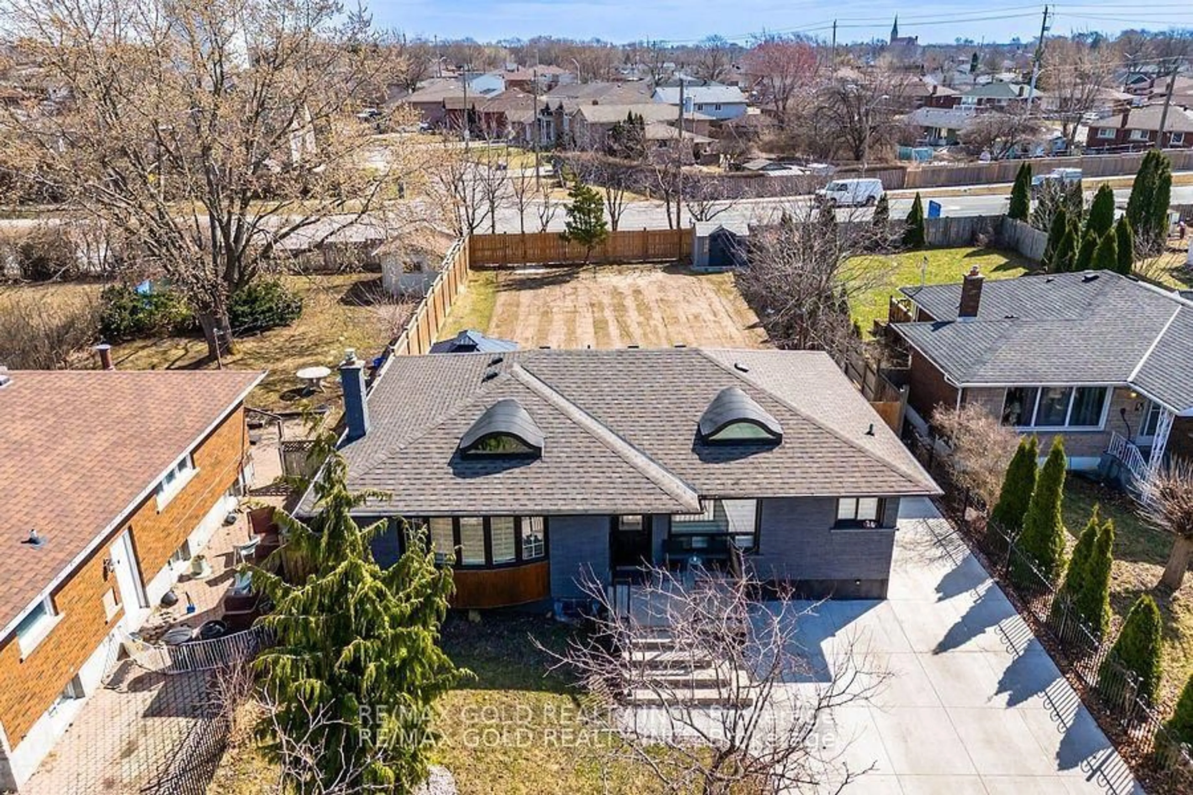 A pic from outside/outdoor area/front of a property/back of a property/a pic from drone, street for 26 Hillgarden Rd, St. Catharines Ontario L2T 2W6