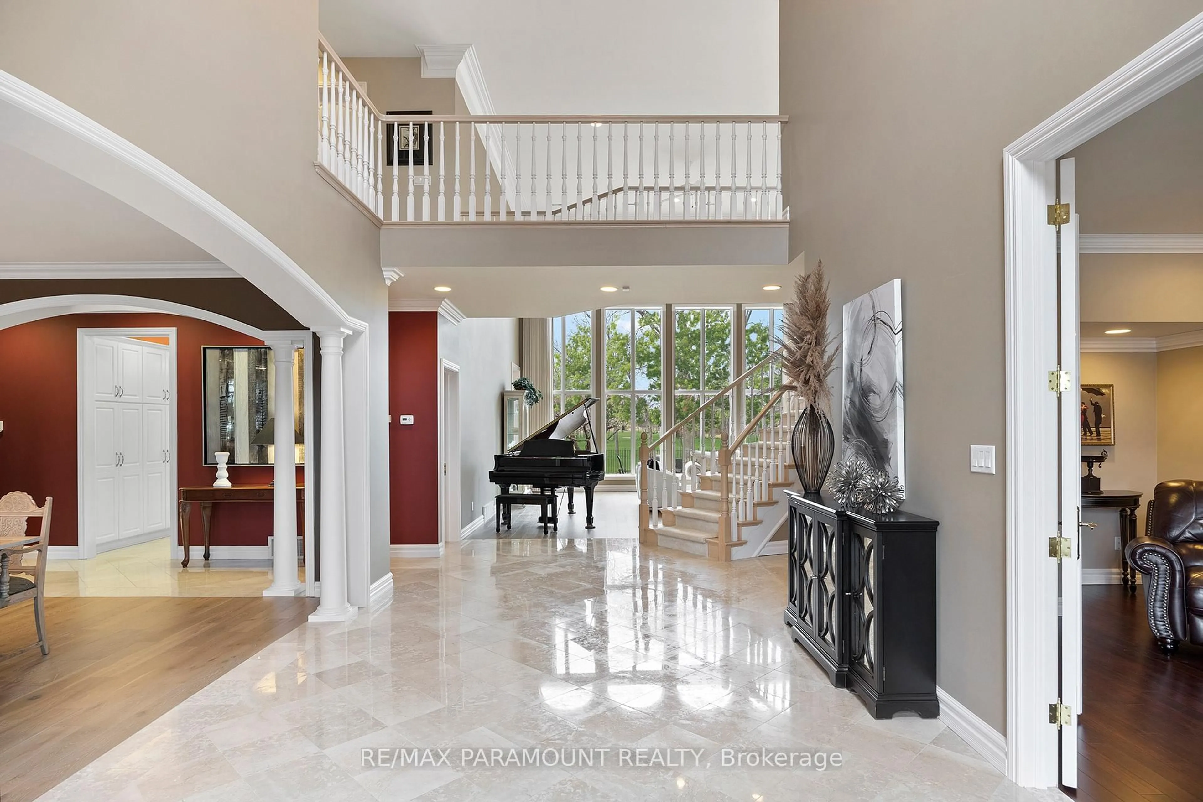 Indoor foyer for 141 Clubview Dr, Amherstburg Ontario N9V 3Z2